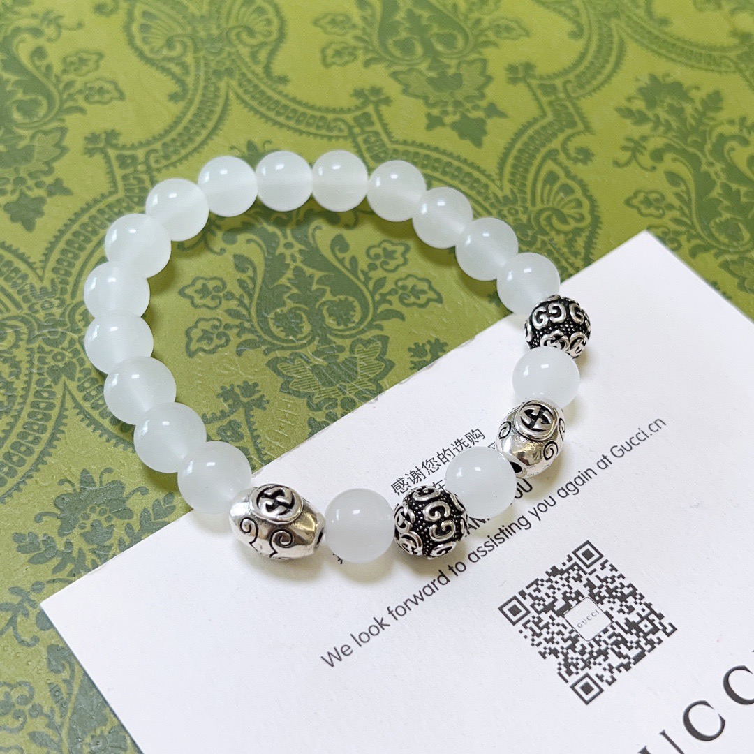 NO:604080,Batch Gucci Bracelet Luxurious Gucci Bracelet White Agate Crystal Same for Men and Women The latest beaded bracelet is of a higher grade and is the same style as the star Anger Forest Series Double G Retro Gucci Bracelet Size: 16-24 cm Details are distressed on the version Not available in the market Glossy version Not available in the market Ordinary make this one has been out The best-selling model in Gucci Very good match with clothes, high-quality jewelry, Gucci, Bracelet19860909批 古驰手链奢华古驰手串 白玛瑙水晶男女同款 最新款全件串珠手链档次更高明星同款Anger Forest系列双g复古古驰手链 尺寸:16-24厘米 细节对版做旧处理 非市面亮面版型 非市面普通做这款一直在出 古驰里面热卖款 非常好搭配衣服,饰品精品,gucci,bracelet,Jewelry