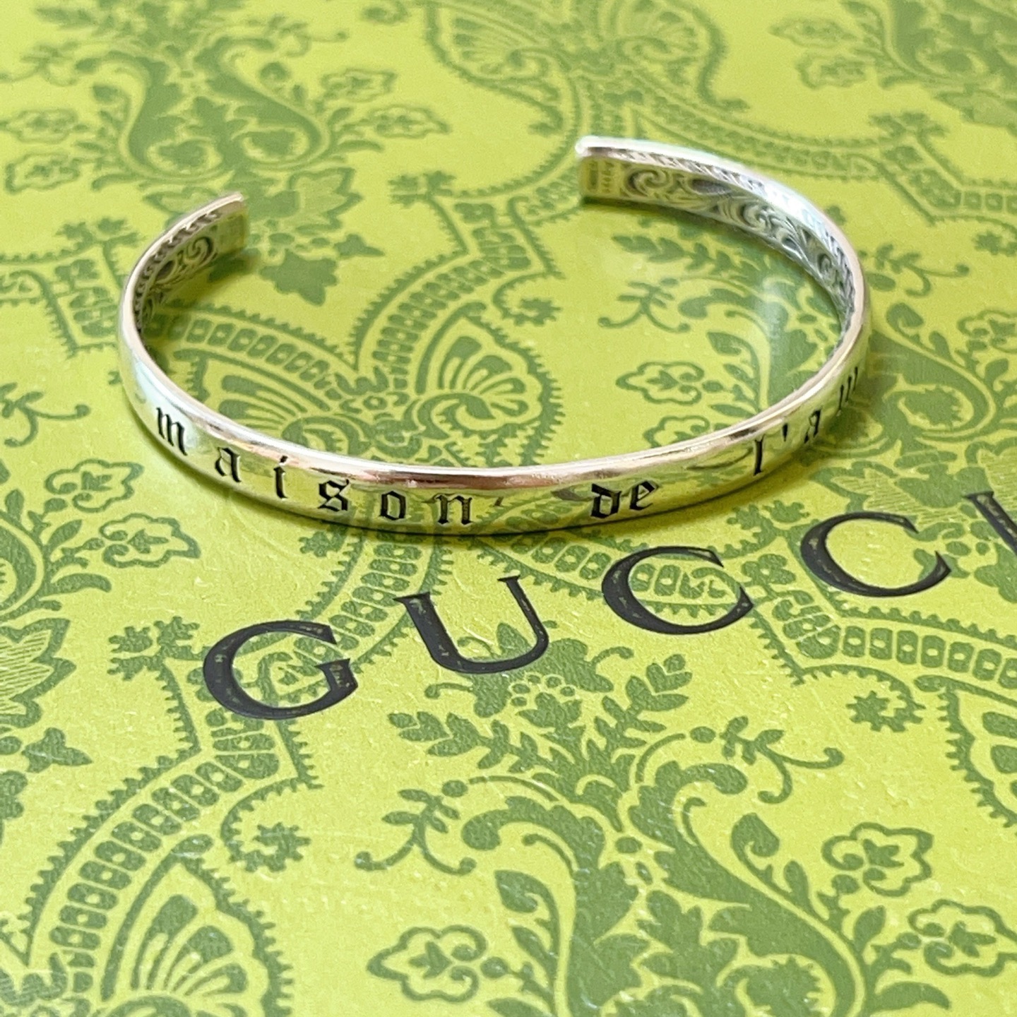 NO:604084,Batch. Gucci bracelets are hand-made latest bracelets with a higher grade. The same style as the Anger Forest series Double G classic series Gucci bracelets. The details are distressed. The shiny version is not available in the market. This one has been on the market. It is a best-selling model in Gucci. It goes well with trendy clothes, high-quality jewelry, Gucci, and bracelets.19860909批.古驰手镯手环纯手工打造最新款手镯档次更高明星同款Anger Forest系列双G经典款系列古驰手环 细节对版做旧处理 非市面亮面版型 这款一直在出 古驰里面热卖款 非常好搭配潮流衣服,饰品精品,gucci,bracelet,Jewelry