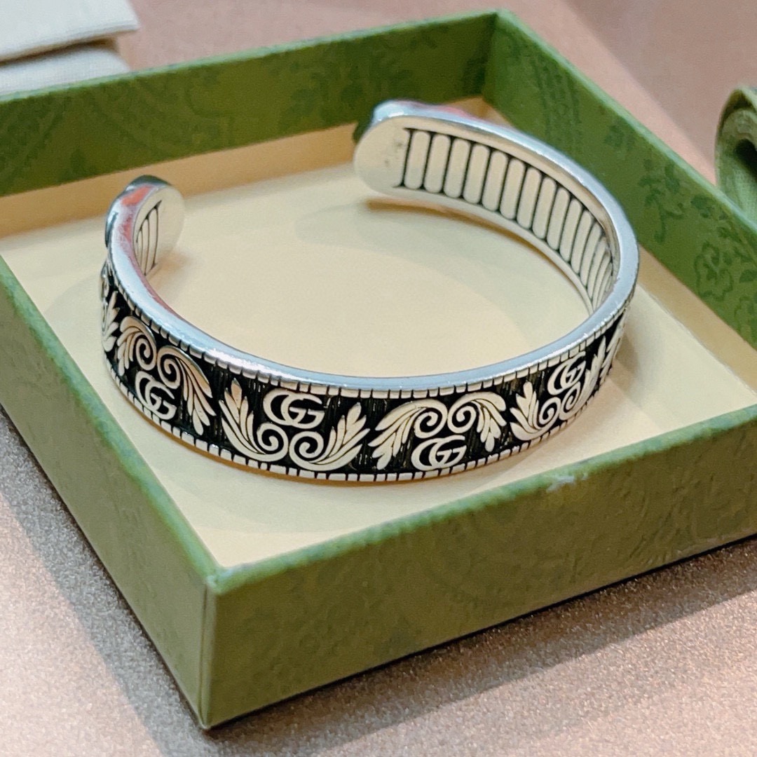 NO:604096,Batch. Gucci bracelets are unique and charming. The latest bracelets are of a higher quality. The same style as the Anger Forest series. Double G classic series. Retro silver Gucci bracelet. The details are distressed. The glossy version is not available in the market. This one has been on the market. It is a best-selling model in Gucci. It goes well with trendy clothes, fine jewelry, gucci, and bracelets.19860909批.古驰手镯手环独特魅力十足最新款手镯档次更高明星同款Anger Forest系列双G经典款系列复古银古驰手环 细节对版做旧处理 非市面亮面版型 这款一直在出 古驰里面热卖款 非常好搭配潮流衣服,饰品精品,gucci,bracelet,Jewelry