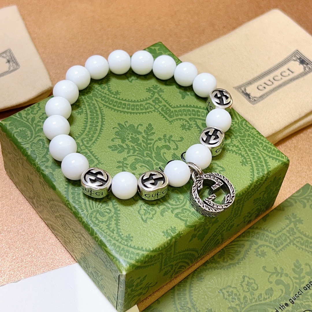NO:604104,Batch Gucci bracelets for men and women. The latest natural crystal bracelets are of higher quality. The same style as the stars. Anger Forest Year of the Dragon series double g agate white clam bracelet crystal. Size: 16-24 cm. Details are distressed. Non-market glossy version. Non-market ordinary ones. This model has been released. Best-selling model in Gucci. Very good match with clothes, high-quality jewelry, gucci, bracelet.19860909批 古驰手链男女同款 最新款天然水晶手链档次更高明星同款Anger Forest龙年系列双g玛瑙白砗磲手链水晶 尺寸:16-24厘米 细节对版做旧处理 非市面亮面版型 非市面普通做这款一直在出 古驰里面热卖款 非常好搭配衣服,饰品精品,gucci,bracelet,Jewelry