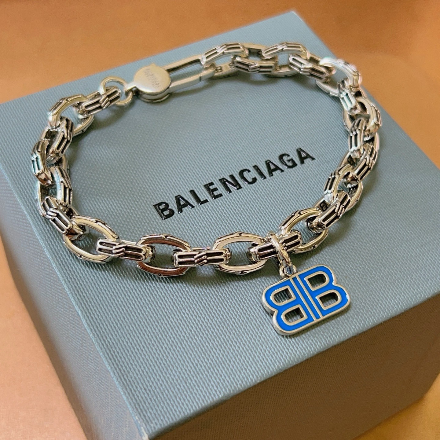 NO:604119,Batch. Original new product Balenciaga Balenciaga Bracelet Counter Same Balenciaga Bracelet Men's hot model shipped Unique design avant-garde A must-have for men and women!  Size 18.20.22.24cm, fine jewelry, balenciaga, balenciaga, bracelet19860909批. 原单货新品 巴黎世家 Balenciaga手链专柜一致巴黎世家手链 男士火爆款出货 设计独特 前卫 男女必备！码数18.20.22.24cm,饰品精品,balenciaga,balenciaga,bracelet,Jewelry