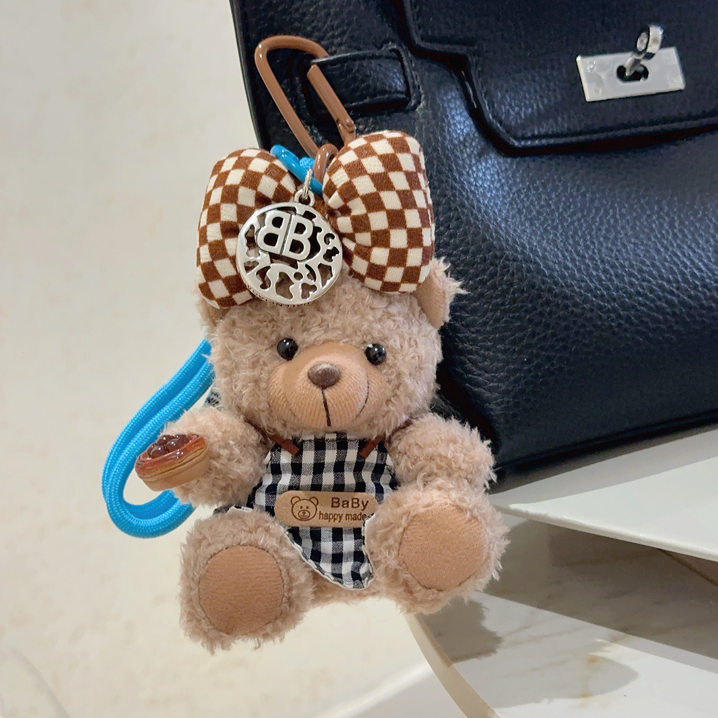 NO:604122,The first batch of new products released Balenciaga bag charm keychain Balenciaga keychain The latest bag charms are of a higher grade and are the same style as celebrities Classic co-branded design concept keychain series The details are distressed and not available in the market Glossy version This one has been on the market. The best-selling model in Balenciaga. Very good match with trendy backpacks, jewelry boutiques, balenciaga, backpacks, keychain19860909批新品发布 巴黎世家包包挂饰钥匙扣 巴黎世家钥匙扣 最新款包包挂饰档次更高明星同款 经典款联名设计理念钥匙扣系列 细节对版做旧处理 非市面亮面版型 这款一直在出 巴黎世家里面热卖款 非常好搭配潮流背包,饰品精品,balenciaga,backpacks,keychain,Jewelry