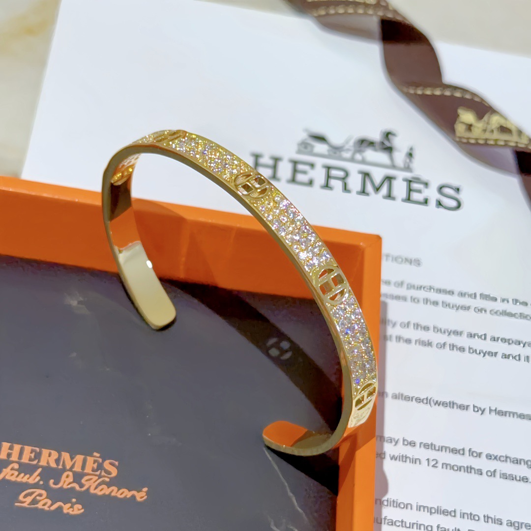 NO:604099,Batch. Hermès bracelet is a test of the craftsmanship of the master. Make sure the details are good [color][color]. High-end customization. Goddesses all love Hermès. Popular bracelets. Super exquisite and praised by all goddesses. Celebrities have the same style. High-end material is gold-plated. The texture of k-gold is really amazing. Fine jewelry, hermes, bracelet, gold plating.19860909批. 爱马仕手镯 太考验师傅的手艺了 要确保细节好[色][色] 技术高超高端定制 女神 都爱爱马仕火爆 手镯 超精赞各路女神 明星 同款 高端材质镀金,k金质感上手真的赞,饰品精品,hermes,bracelet,gold plating,Jewelry