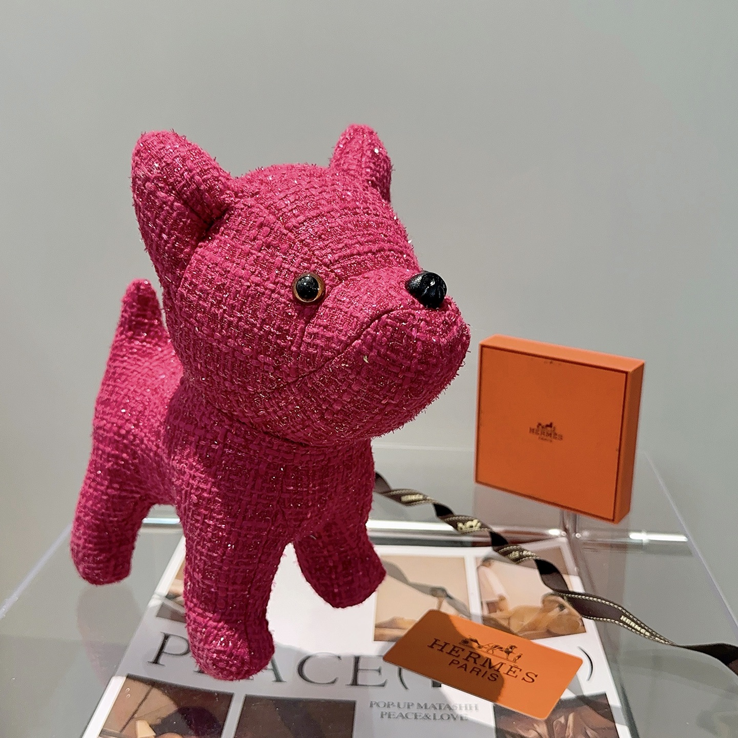 NO:604108,Batch. Hot model is coming. The official website of Hermès launches the new French Doll doll for exclusive high-quality sale. Exports orders to France and releases new products. A Hermès French Doll doll. Purely hand-made. The texture and fullness are all in place. Not many in stock, and the hands are slow. Super cute. Looking forward to my French Doll. Put it in the car and at home. Full of high-end feeling. 28cm size, original Hermès label, boutique jewelry, hermes19860909批. 爆款来袭 爱马仕官网首发新品法斗玩偶独家高品质发售 出口法国订单新品发布 ,爱马仕的一款法斗公仔 纯手工制作工艺 质感 饱满度全部到位 现货不多,手慢无 超级可爱的 期待我的法斗.放车里放家里高级感满满 28cm的尺寸,原单爱马仕标签,饰品精品,hermes,Jewelry