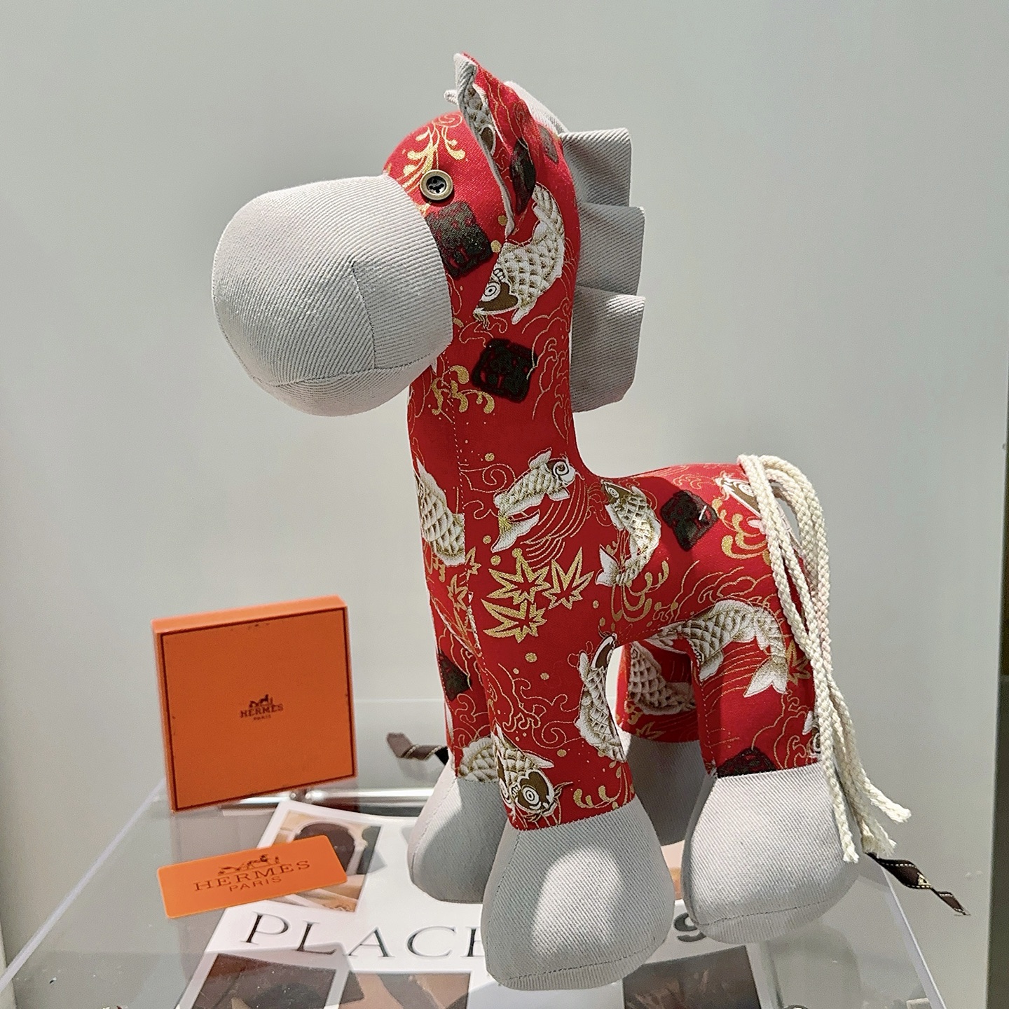 NO:604111,Batch. New hot products for the Year of the Horse are coming. Hermès official website debuts new dolls for exclusive high-quality sale. New products exported to French orders are released. A classic horse doll from Hermès. Purely handmade. The texture and fullness are all in place. Not much in stock, so slow hands. Super cute. Looking forward to my horse. Put it in the car and put it at home. Full of high-end feeling. 35cm size, original Hermès label, boutique jewelry, hermes19860909批. 马年爆款来袭 爱马仕官网首发新品玩偶独家高品质发售 出口法国订单新品发布 ,爱马仕的一款经典马公仔 纯手工制作工艺 质感 饱满度全部到位 现货不多,手慢无 超级可爱的 期待我的马.放车里放家里高级感满满 35cm的尺寸,原单爱马仕标签,饰品精品,hermes,Jewelry