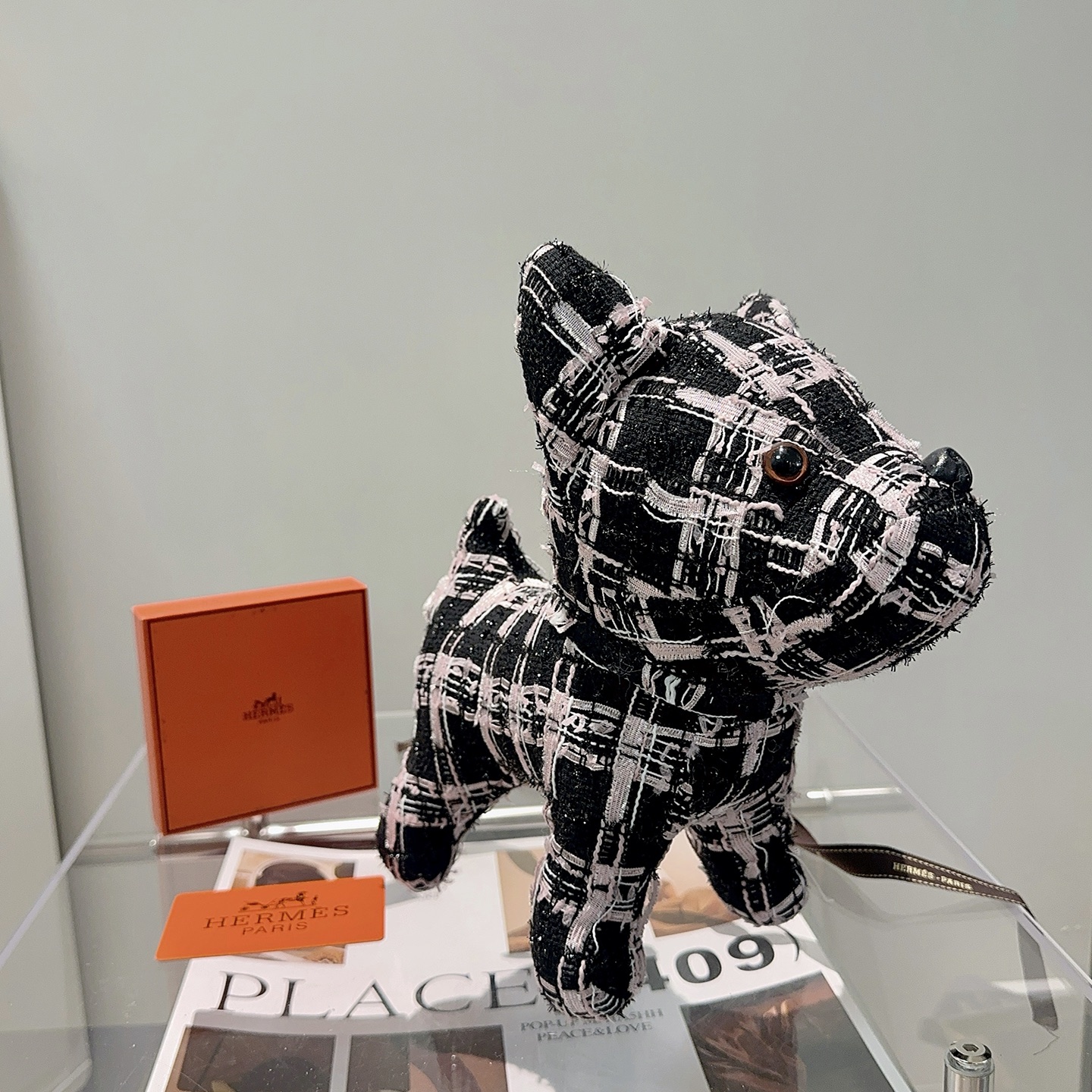 NO:604114,Batch. Hot model is coming. The official website of Hermès launches the new French Doll doll for exclusive high-quality sale. Exports orders to France and releases new products. A Hermès French Doll doll. Purely hand-made. The texture and fullness are all in place. Not many in stock, and the hands are slow. Super cute. Looking forward to my French Doll. Put it in the car and at home. Full of high-end feeling. 28cm size, original Hermès label, boutique jewelry, hermes19860909批. 爆款来袭 爱马仕官网首发新品法斗玩偶独家高品质发售 出口法国订单新品发布 ,爱马仕的一款法斗公仔 纯手工制作工艺 质感 饱满度全部到位 现货不多,手慢无 超级可爱的 期待我的法斗.放车里放家里高级感满满 28cm的尺寸,原单爱马仕标签,饰品精品,hermes,Jewelry