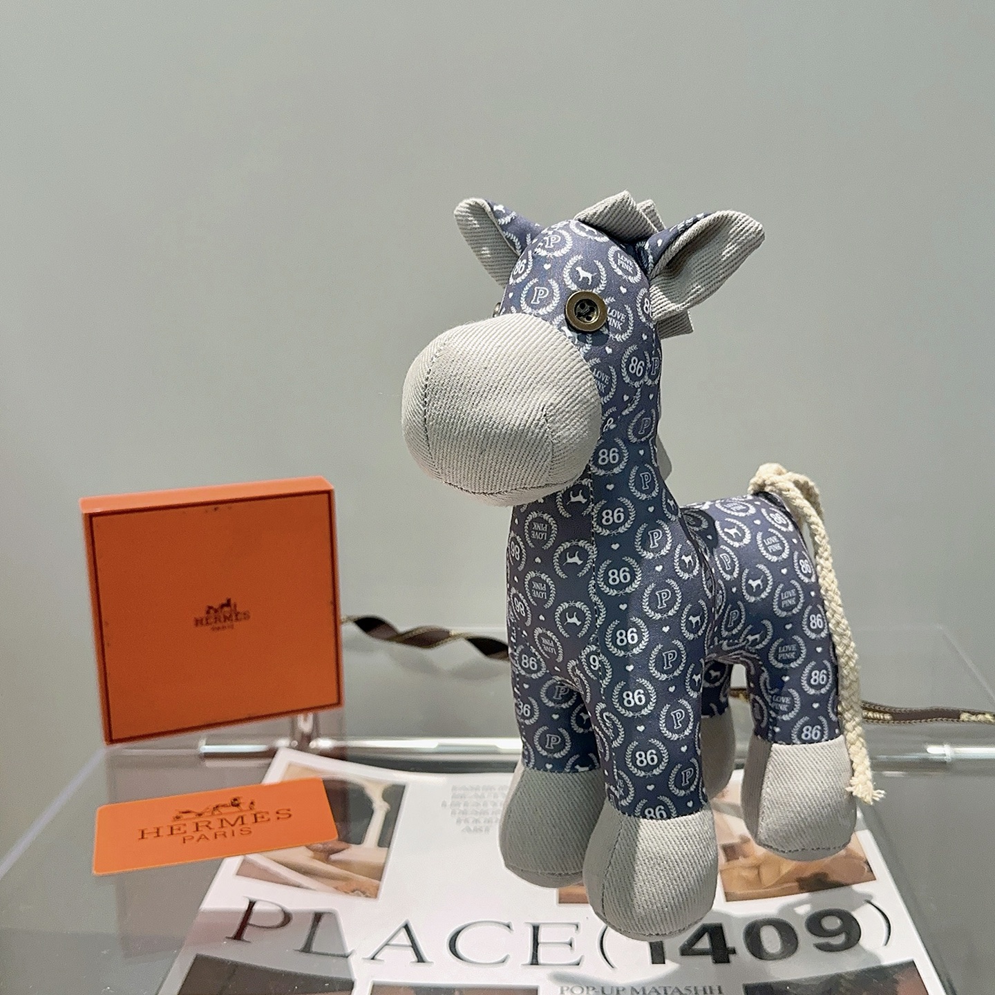 NO:604117,Batch. New hot products for the Year of the Horse are coming. Hermès official website debuts new dolls for exclusive high-quality sale. Exports orders to France and releases new products. A classic horse doll from Hermès. Purely handmade. The texture and fullness are all in place. Not much in stock, so hands are slow. Super cute. Looking forward to my horse. Put it in the car and put it at home. Full of high-end feeling. 28cm size, original Hermès label, boutique jewelry, hermes19860909批. 马年爆款来袭 爱马仕官网首发新品玩偶独家高品质发售 出口法国订单新品发布 ,爱马仕的一款经典马公仔 纯手工制作工艺 质感 饱满度全部到位 现货不多,手慢无 超级可爱的 期待我的马.放车里放家里高级感满满 28cm的尺寸,原单爱马仕标签,饰品精品,hermes,Jewelry