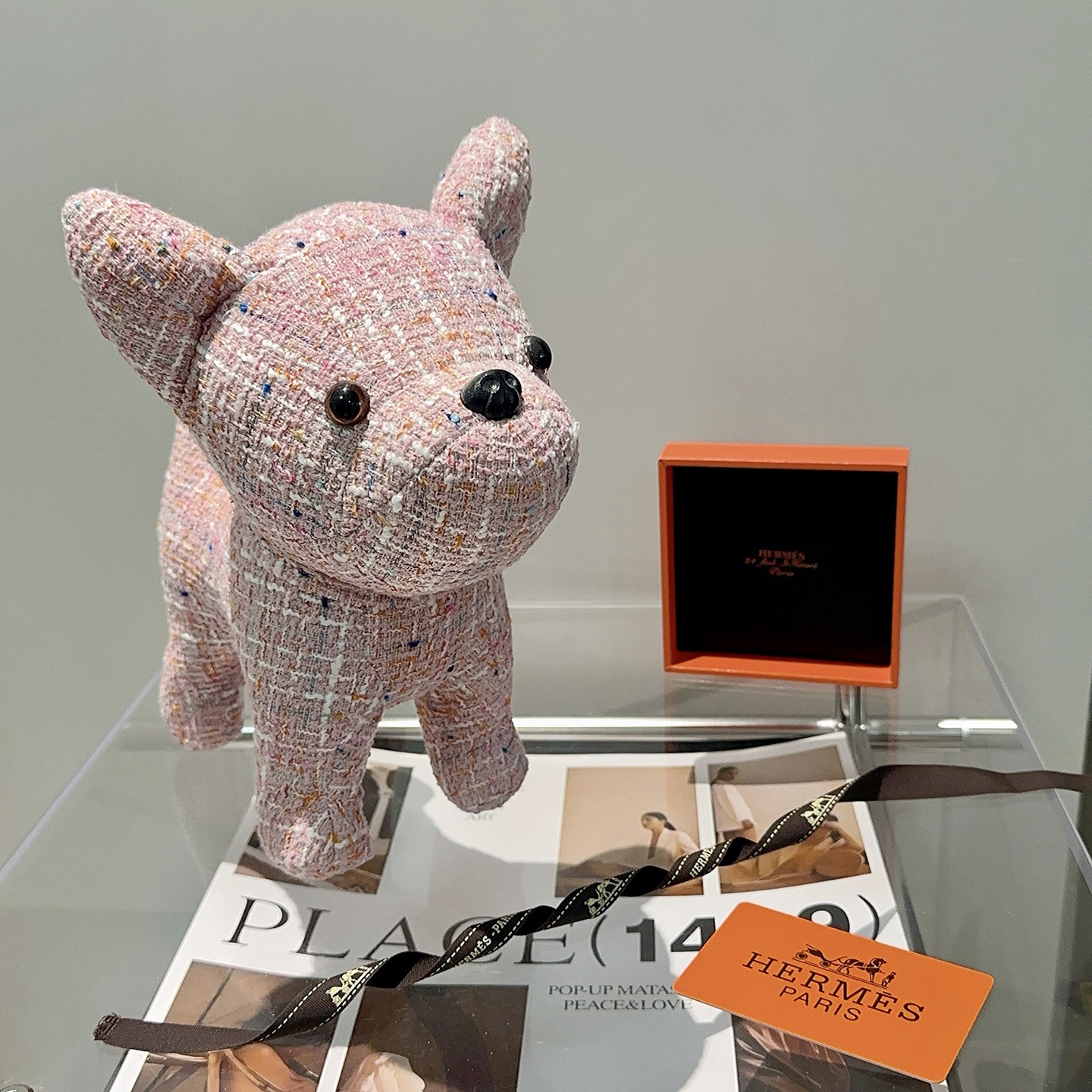 NO:603906,Batch. Hot model is coming. The official website of Hermès launches the new French Doll doll for exclusive high-quality sale. Exports orders to France and releases new products. A Hermès French Doll doll. Purely hand-made. The texture and fullness are all in place. Not many in stock, and the hands are slow. Super cute. Looking forward to my French Doll. Put it in the car and at home. Full of high-end feeling. 28cm size, original Hermès label, boutique jewelry, hermes19860909批. 爆款来袭 爱马仕官网首发新品法斗玩偶独家高品质发售 出口法国订单新品发布 ,爱马仕的一款法斗公仔 纯手工制作工艺 质感 饱满度全部到位 现货不多,手慢无 超级可爱的 期待我的法斗.放车里放家里高级感满满 28cm的尺寸,原单爱马仕标签,饰品精品,hermes,Jewelry