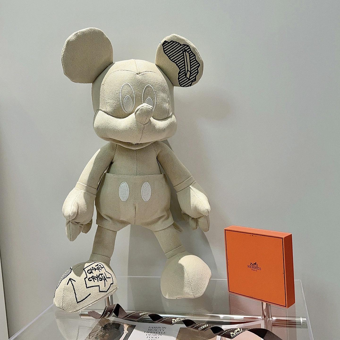 NO:603907,Batch. Hot model is coming. Hermès official website debuts new Mickey dolls for exclusive high-quality sale. New products for export to France are released. A Mickey doll from Hermès. Purely hand-made. The texture and fullness are all in place. Not many in stock, and the hands are slow. Super cute. Looking forward to my Mickey. Put it in the car and put it at home. Full of high-end feeling. 45cm size, original Hermès label, boutique jewelry, hermes19860909批. 爆款来袭 爱马仕官网首发新品米奇玩偶独家高品质发售 出口法国订单新品发布 ,爱马仕的一款米奇公仔 纯手工制作工艺 质感 饱满度全部到位 现货不多,手慢无 超级可爱的 期待我的米奇.放车里放家里高级感满满 45cm的尺寸,原单爱马仕标签,饰品精品,hermes,Jewelry