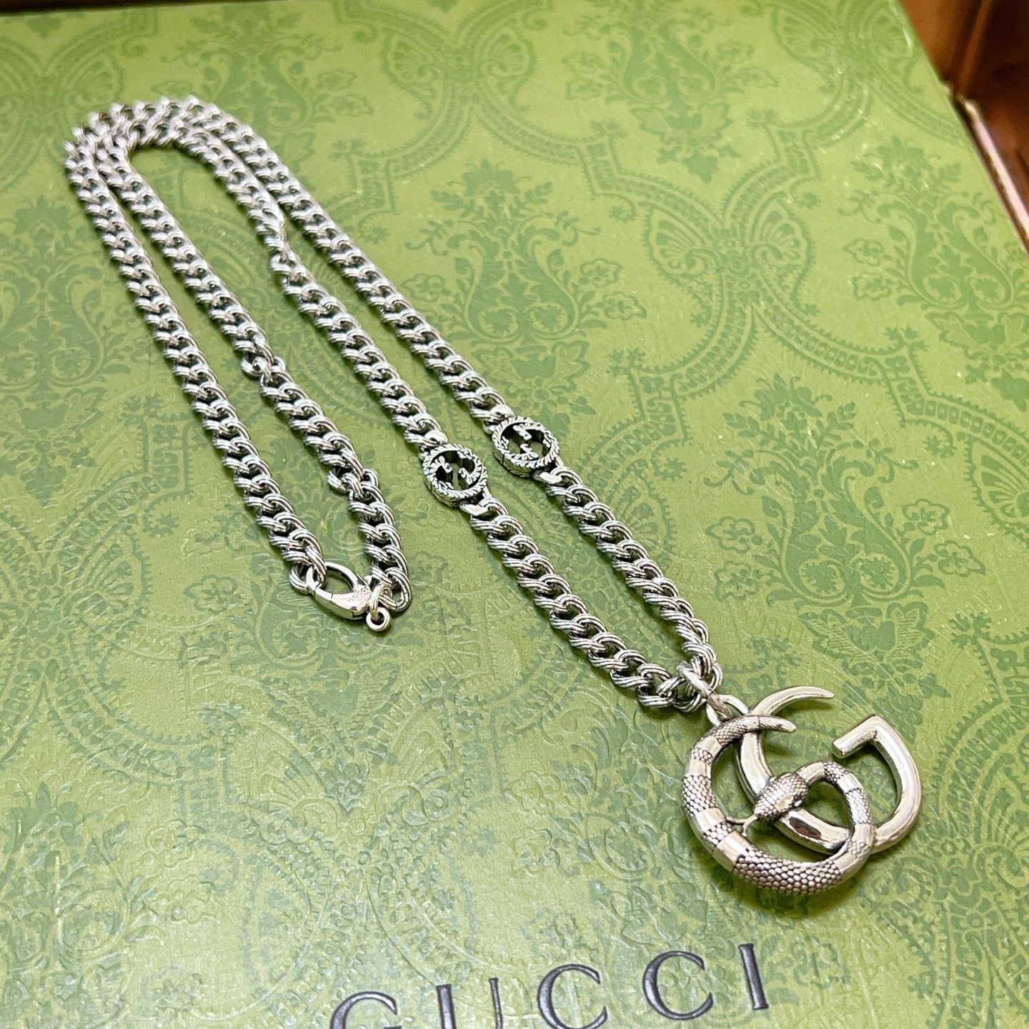 NO:603910,The latest version of the Gucci necklace has a higher grade. The same style as the Anger Forest series double G Gucci necklace for celebrities. The details are distressed. The glossy version is not available in the market. This model has been on the market. It is a best-selling model in Gucci. It is very suitable for trendy clothes, fine jewelry, Gucci, and necklace.19860909批古驰项链最新款链条档次更高明星同款Anger Forest系列双G古驰项链 细节对版做旧处理 非市面亮面版型 这款一直在出 古驰里面热卖款 非常好搭配潮流衣服,饰品精品,gucci,necklace,Jewelry