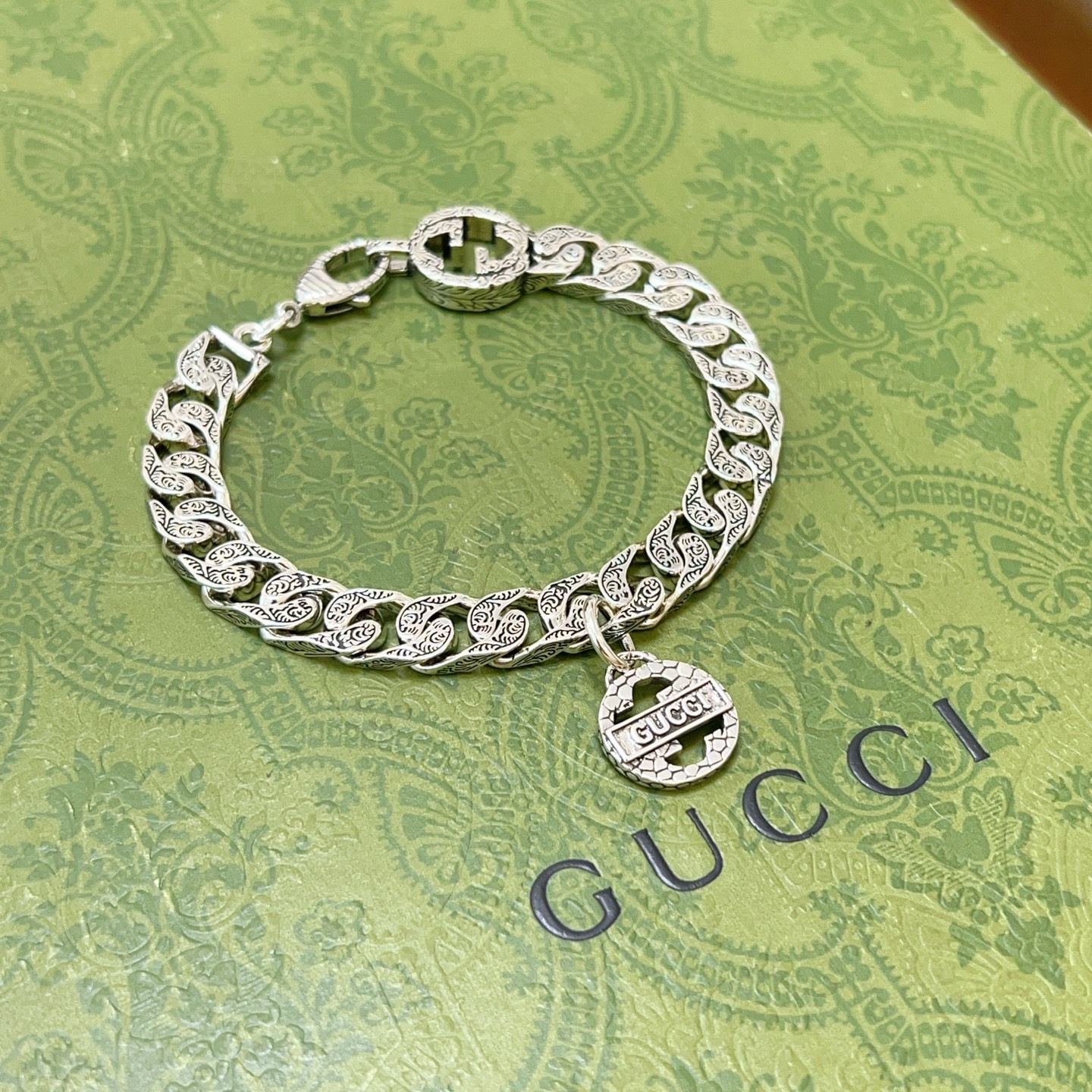 NO:603928,Batch. Gucci recommended models for 2025. The latest Gucci bracelet is a classic model. It is exquisite regardless of style and texture. It is absolutely top-notch. You can understand the original logo at a glance. Super nice. The best choice to match clothes. A must-have item for men and women. Size 16.17.18.19.20.21.22.23 24 cm. Simple and elegant, low-key and luxurious. Boutique jewelry, gucci, gucci, bracelet.19860909批 . 古驰推荐款2025最新出炉 Gucci古驰手链最新款的经典款 精致无论款式 质感 都是绝对的顶尖feel 只要看一眼就懂了原版logo 超 nice 搭配衣服最佳的选择,男女同款必备神器 码数16.17.18.19.20.21.22.23 24厘米 简单又大气,低调显奢华,饰品精品,gucci,gucci,bracelet,Jewelry