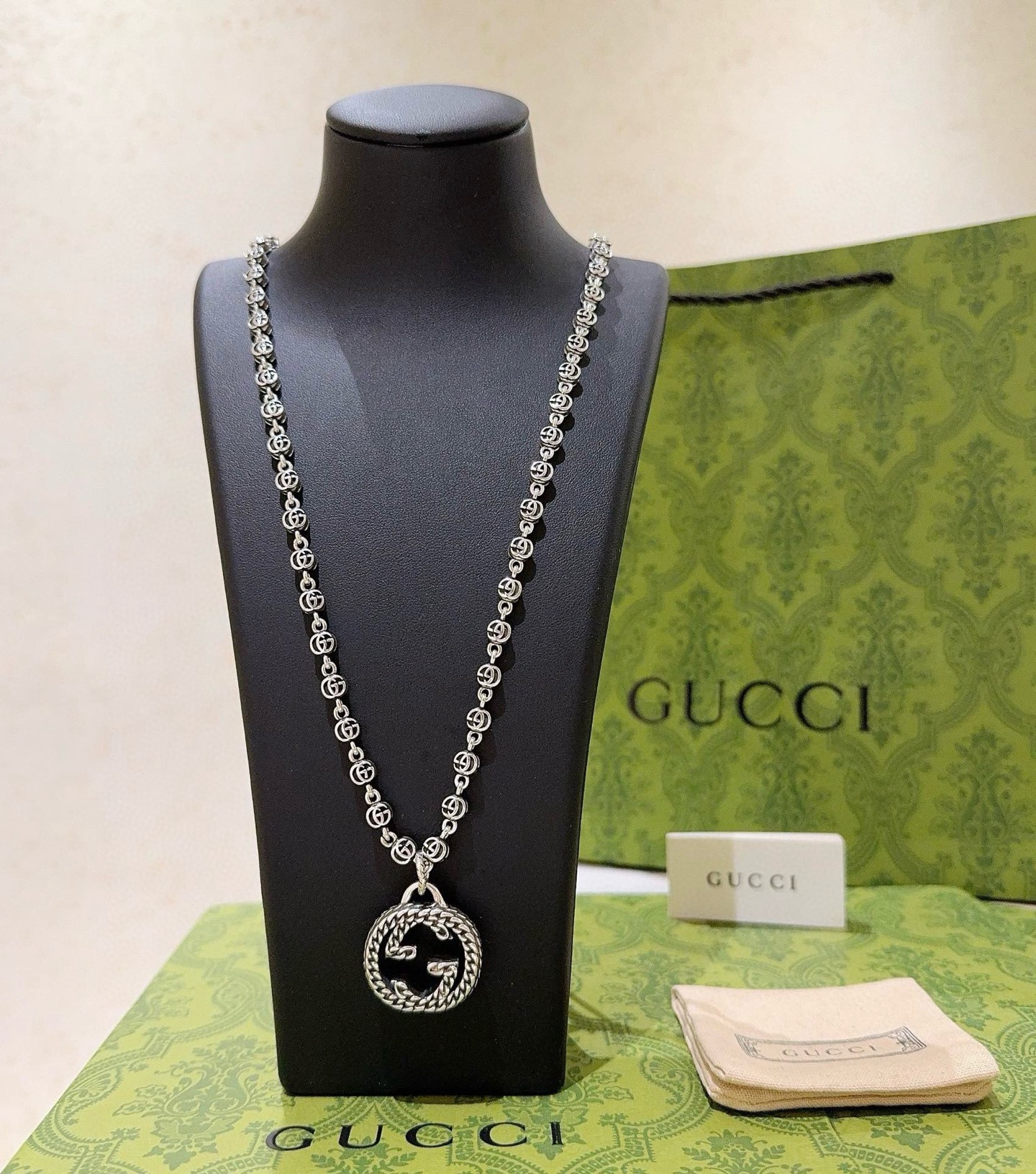 NO:603954,The latest version of the Gucci necklace has a higher grade. The same style as the Anger Forest series double G tag Gucci necklace for celebrities. The details are distressed. The glossy version is not available in the market. This model has been on the market. It is a best-selling model in Gucci. It is very suitable for trendy clothes, high-quality jewelry, Gucci, and necklaces.19860909批古驰项链最新款链条档次更高明星同款Anger Forest系列双G吊牌古驰项链 细节对版做旧处理 非市面亮面版型 这款一直在出 古驰里面热卖款 非常好搭配潮流衣服,饰品精品,gucci,necklace,Jewelry