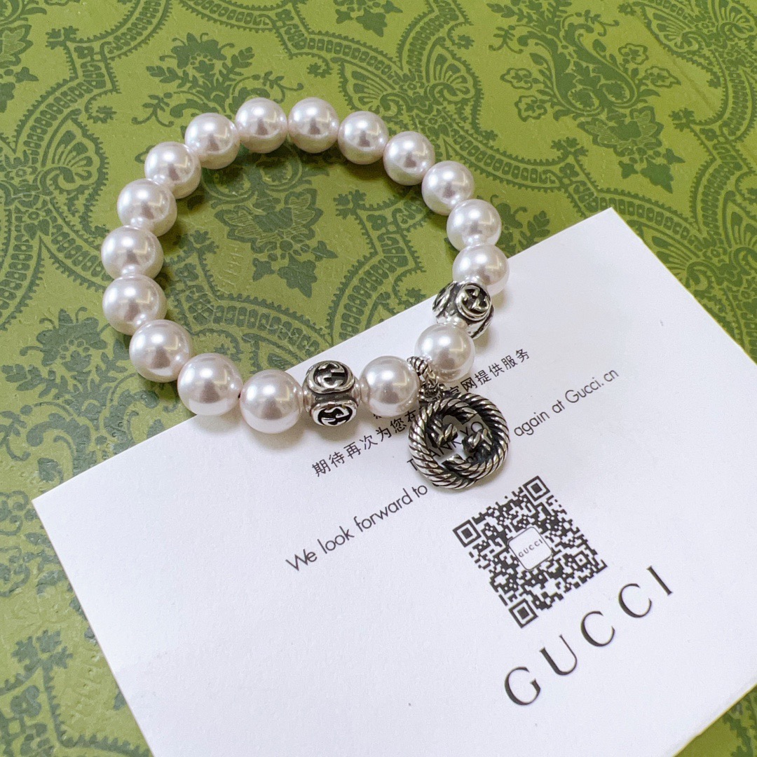 NO:603962,Batch Gucci bracelets for men and women. The latest pearl bracelets are of higher quality. Anger Forest series double-g pearl bracelets of the same style for celebrities. Size: 16-24 cm. Full and round pearls. Details are distressed. Non-market glossy version. Non-market ordinary ones. This model has been out. Best-selling model in Gucci. Very good to match clothes, high-quality jewelry, gucci, bracelet.19860909批 古驰手链男女同款 最新款珍珠手链档次更高明星同款Anger Forest系列双g珍珠手链 尺寸:16-24厘米 粒粒饱满圆润的珍珠 细节对版做旧处理 非市面亮面版型 非市面普通做这款一直在出 古驰里面热卖款 非常好搭配衣服,饰品精品,gucci,bracelet,Jewelry