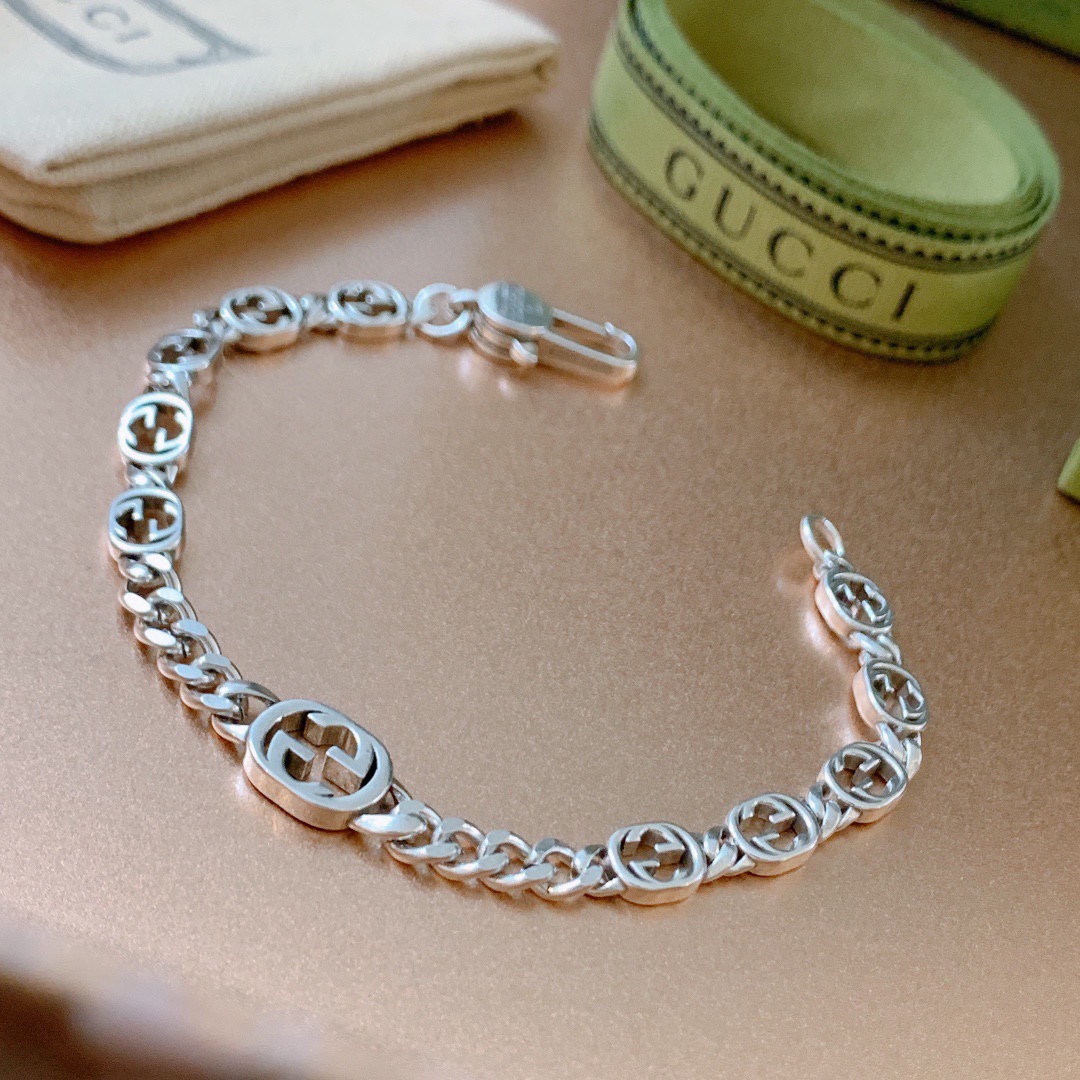 NO:603967,Batch. Gucci's latest release. Recommended series Gucci Gucci bracelets. The latest classic model. Exquisite regardless of style and texture. It is absolutely top-notch. You can understand the original logo at a glance. Super nice. The best choice for matching clothes. A must-have artifact for men and women. Code number: 16.17.18.19.20.21.22CM. It shows low-key luxury and connotation. It is a boutique jewelry, gucci, gucci, bracelet.19860909批. 古驰最新出炉 推荐系列Gucci古驰手链最新款的经典款 精致无论款式 质感 都是绝对的顶尖feel 只要看一眼就懂了原版logo 超 nice 搭配衣服最佳的选择,男女同款必备神器码数:16.17.18.19.20.21.22CM 显低调奢华有内涵,饰品精品,gucci,gucci,bracelet,Jewelry