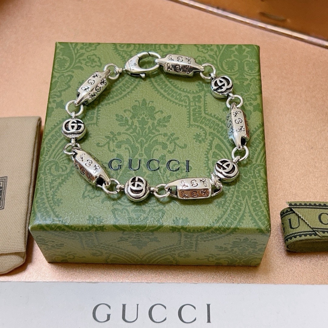 NO:603985,Batch. The latest luxury Gucci bracelet. High-end brand customization. The ceiling in the bracelet. Luxurious lineup design concept. Gucci Gucci bracelet, the latest classic model. Exquisite regardless of style and texture, it is absolutely top-notch. You can understand the original logo at a glance. Super nice. The best choice for matching clothes. The same style for men and women. The must-have artifact. Size 18.20.22.cm, fine jewelry, gucci, gucci, bracelet.19860909批 . 最新出炉奢华古驰手链.高端品牌定制 手链中的天花板 豪华阵容设计理念 Gucci古驰手链最新款的经典款 精致无论款式 质感 都是绝对的顶尖feel 只要看一眼就懂了原版logo 超 nice 搭配衣服最佳的选择,男女同款 必备神器 码数18.20.22.厘米,饰品精品,gucci,gucci,bracelet,Jewelry