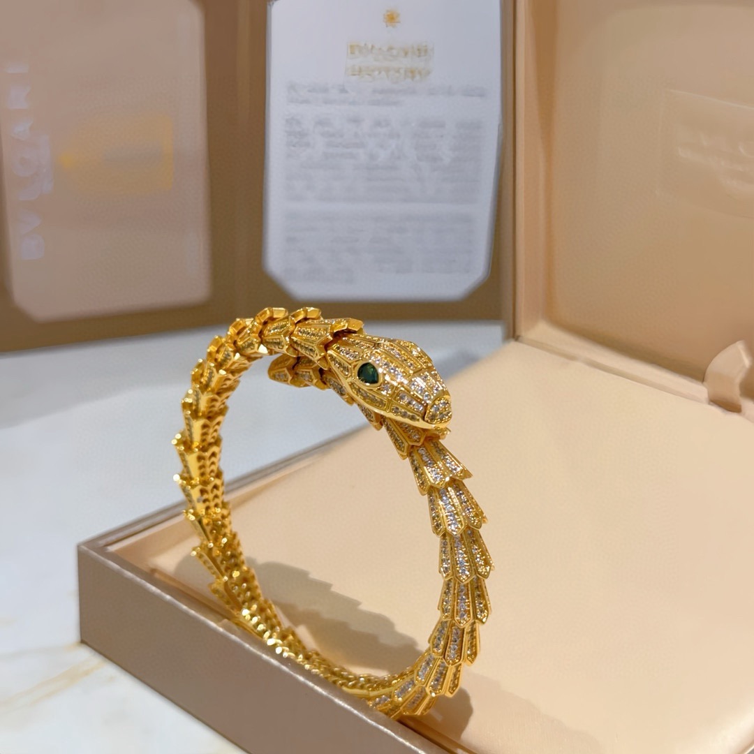 NO:603991,Batch. Bvlgari bracelet Serpenti Viper series snake bone bracelet, made of V gold, perfectly and carefully polished, and perfectly fits the metal edge!  Full of temptation and charming sensibility, the dazzling luxury of diamonds presents unparalleled beauty and power, giving you a new look, interpreting the inherent multi-faceted characteristics of the snake, spreading and bending, showing its elegant and seductive beauty!  ,boutique jewelry,bvlgari,bracelet19860909批.宝格丽手镯Serpenti Viper系列间蛇骨手镯,V金材质 完美精心打磨,与金属边完美契合！充满诱惑和迷人的感性,钻石的璀璨奢华,呈现出中无与伦比的美感与力量,给你一个全新的面貌,诠释灵蛇固有的多面特质,蔓延弯曲,尽显其高雅而极具诱惑的美丽！,饰品精品,bvlgari,bracelet,Jewelry