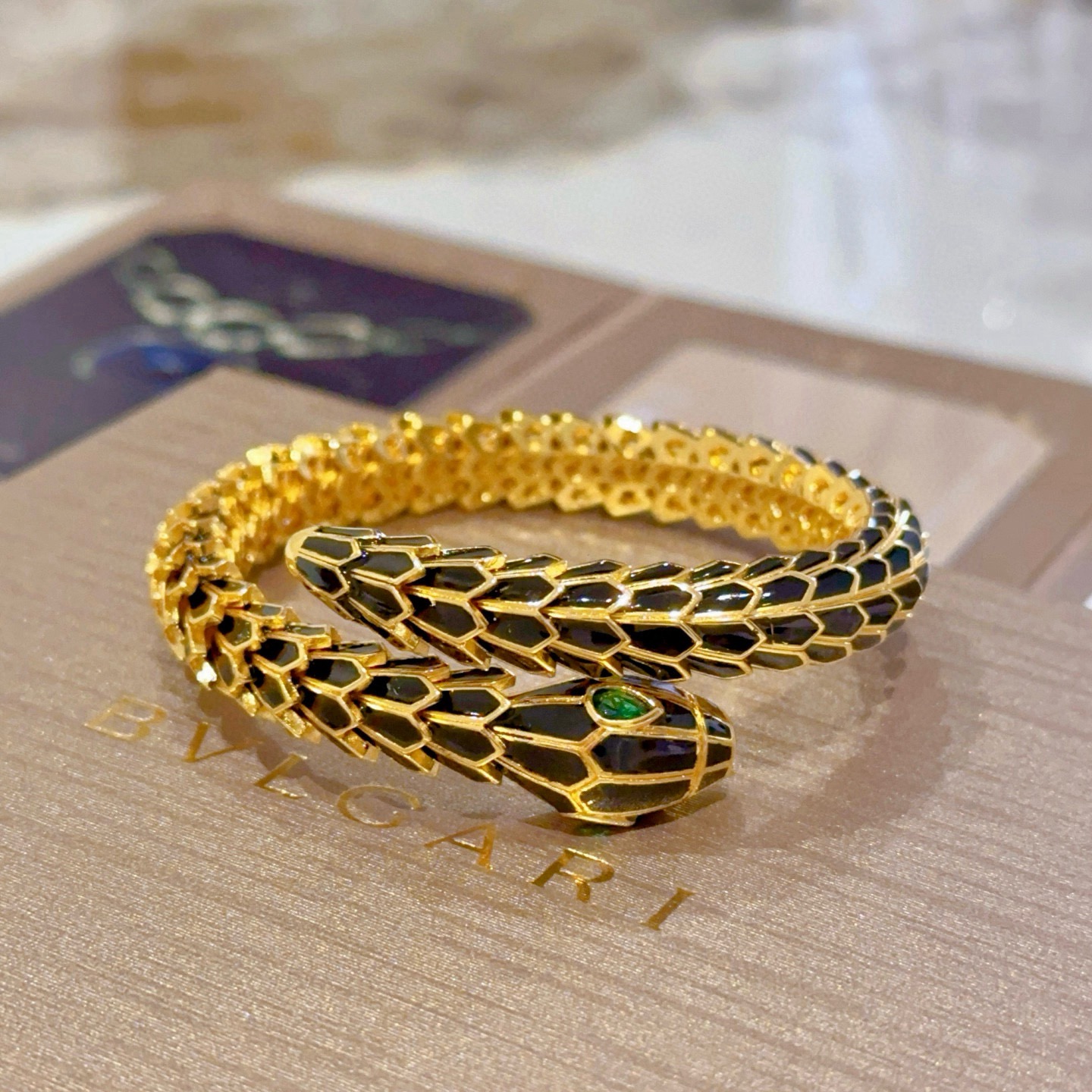 NO:603963,Batch. Bvlgari bracelet Serpenti Viper series snake bone bracelet, made of V gold, perfectly and carefully polished, and perfectly fits the metal edge!  Full of temptation and charming sensibility, the dazzling luxury of enamel presents unparalleled beauty and power, giving you a new look, interpreting the inherent multi-faceted characteristics of the snake, spreading and bending, showing its elegant and seductive beauty!  ,boutique jewelry,bvlgari,bracelet19860909批.宝格丽手镯Serpenti Viper系列间蛇骨手镯,V金材质 完美精心打磨,与金属边完美契合！充满诱惑和迷人的感性,珐琅的璀璨奢华,呈现出中无与伦比的美感与力量,给你一个全新的面貌,诠释灵蛇固有的多面特质,蔓延弯曲,尽显其高雅而极具诱惑的美丽！,饰品精品,bvlgari,bracelet,Jewelry