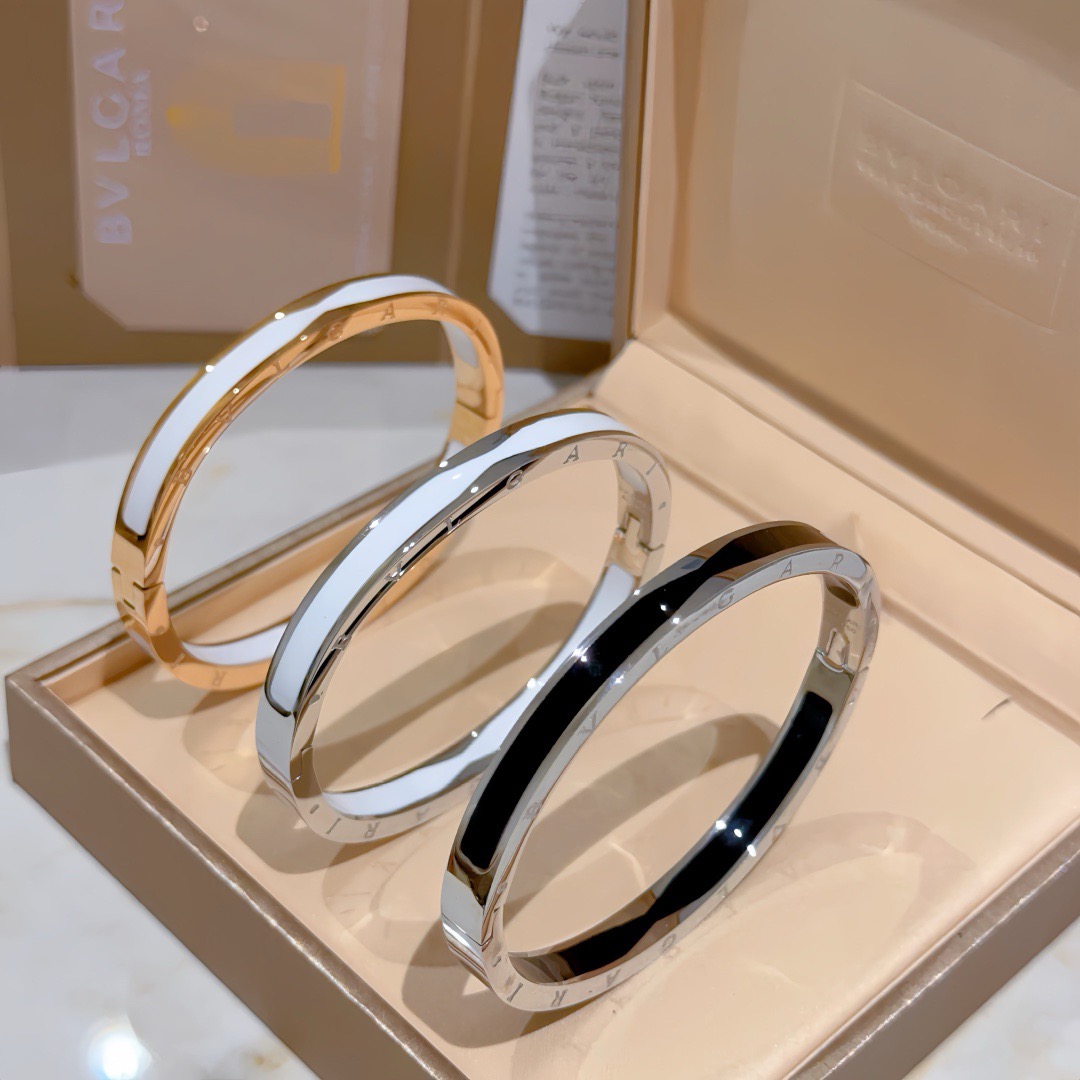 NO:603968,Batch. Bvlgari bracelet Serpenti Viper series snake bone bracelet, made of V gold, perfectly and carefully polished, and perfectly fits the metal edge!  Full of temptation and charming sensibility, dazzling luxury, showing unparalleled beauty and power, giving you a new look, interpreting the inherent multi-faceted characteristics of the snake, spreading and bending, showing its elegant and seductive beauty!  ,boutique jewelry,bvlgari,bracelet19860909批.宝格丽手镯Serpenti Viper系列间蛇骨手镯,V金材质 完美精心打磨,与金属边完美契合！充满诱惑和迷人的感性,璀璨奢华,呈现出中无与伦比的美感与力量,给你一个全新的面貌,诠释灵蛇固有的多面特质,蔓延弯曲,尽显其高雅而极具诱惑的美丽！,饰品精品,bvlgari,bracelet,Jewelry