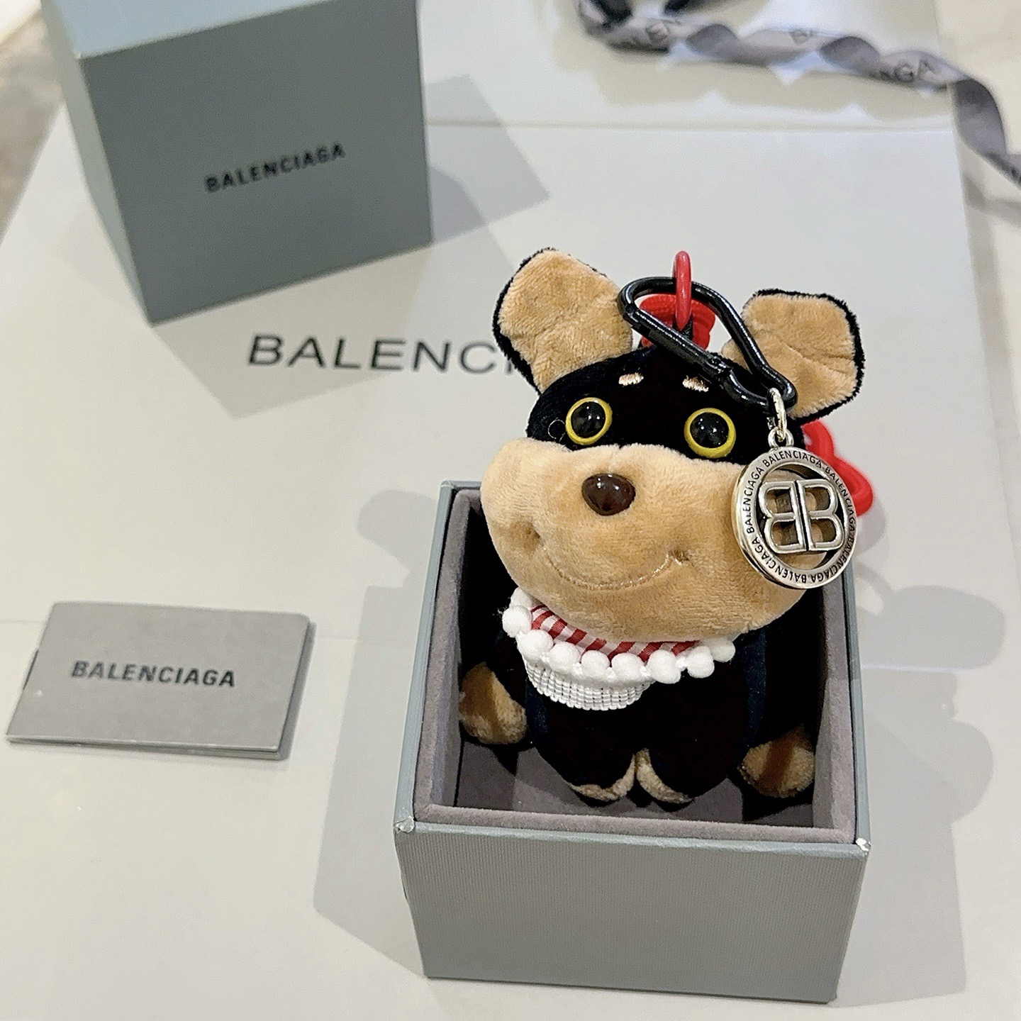 NO:603953,The first batch of new products released Balenciaga bag charm keychain Balenciaga keychain The latest bag charms are of a higher grade and are the same style as celebrities Classic co-branded design concept keychain series The details are distressed and not available in the market Glossy version This one has been on the market. The best-selling model in Balenciaga. Very good match with trendy backpacks, jewelry boutiques, balenciaga, backpacks, keychain19860909批新品发布 巴黎世家包包挂饰钥匙扣 巴黎世家钥匙扣 最新款包包挂饰档次更高明星同款 经典款联名设计理念钥匙扣系列 细节对版做旧处理 非市面亮面版型 这款一直在出 巴黎世家里面热卖款 非常好搭配潮流背包,饰品精品,balenciaga,backpacks,keychain,Jewelry