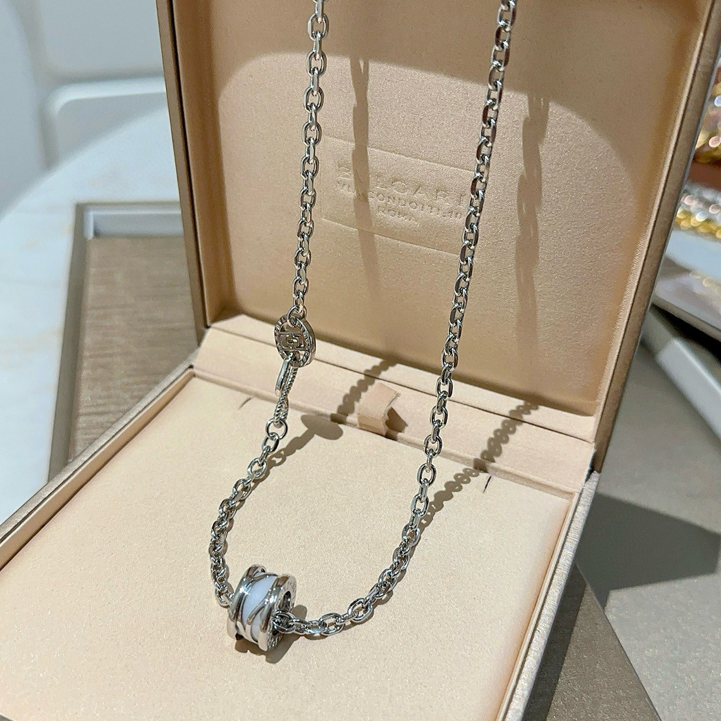 NO:603961,Batch. Bulgari necklace V gold material BVLGARI BVLGARI DIVAS’ DREAM series The appearance is perfect, the details are invincible, the unique color is completely impeccable, and it is decorated with a classic ring shape design, which is simple yet elegant and eye-catching. The combination of V gold is more elegant, and the upper body is elegant and attractive. Same style for men and women. Bulgari necklaces, jewelry boutiques, bottega veneta, bvlgari, bvlgari, necklace19860909批.宝格丽项链V金材质 BVLGARI宝格丽 DIVAS‘ DREAM 系列 品相完美,细节无敌,那种独特的色泽完全无可挑剔,再缀以经典指环外形设计,简约之余却又优雅夺目,V金的组合更显气色,上身雅致动人.男女同款 宝格丽项链,饰品精品,bottega veneta,bvlgari,bvlgari,necklace,Jewelry