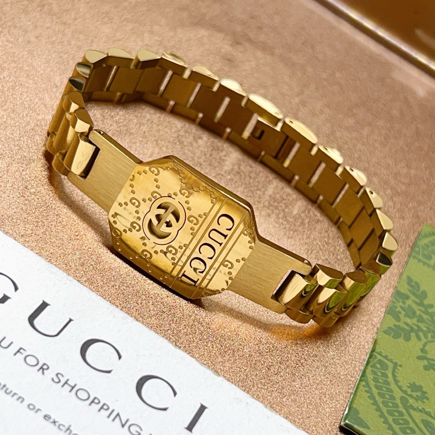 NO:603981,Batch. The latest Gucci bracelet is the latest classic model. It is exquisite regardless of style and texture. It is absolutely top-notch. You can understand the original version at a glance. It is super nice and the best choice for matching clothes. It is a must-have artifact for men and women. It is a boutique jewelry, gucci, gucci, bracelet.19860909批. 最新出炉 Gucci古驰手链最新款的经典款 精致无论款式 质感 都是绝对的顶尖feel 只要看一眼就懂了原版 超 nice 搭配衣服最佳的选择,男女同款必备神器,饰品精品,gucci,gucci,bracelet,Jewelry