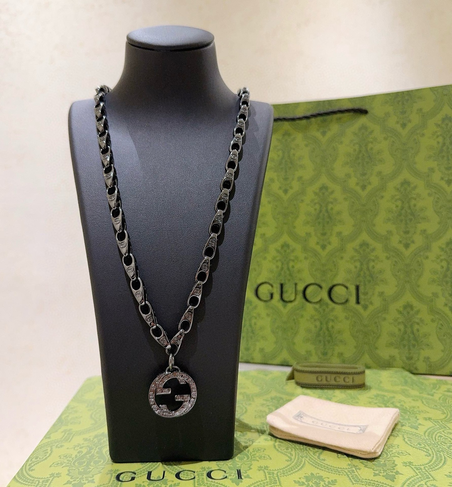 NO:604003,Batch New Products from the New York Official Website Gucci Necklace’s latest chain is of higher quality. The same classic model as the star’s Gucci Anger Forest Series Double G Gucci Necklace. The chain length is 60 cm and the length can be changed. The details are distressed and the version is not available in the market. This model is glossy. This model has been on the market. It is a best-selling model in Gucci. It goes well with trendy clothes, fine jewelry, Gucci, and necklaces.19860909批 纽约官网新品 古驰项链最新款链条档次更高明星同款经典款古驰Anger Forest系列双G古驰项链 链长60厘米可改长度 细节对版做旧处理 非市面亮面版型 这款一直在出 古驰里面热卖款 非常好搭配潮流衣服,饰品精品,gucci,necklace,Jewelry