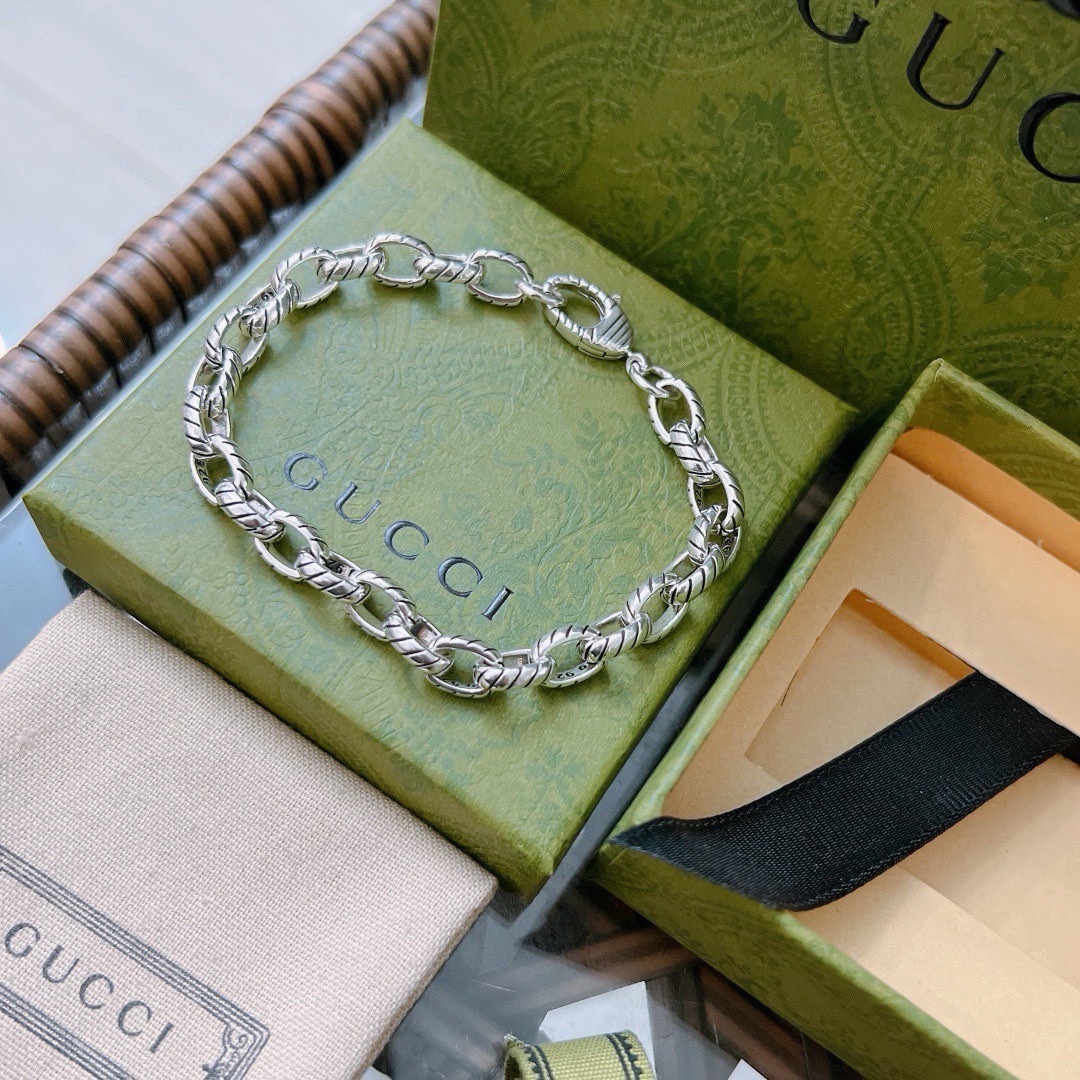 NO:604073,Batch Recommended Style Latest Release Gucci Gucci Bracelet Latest Classic Style Exquisite No matter the style or texture, it is absolutely top-notch. You can understand the original logo at a glance. Super nice, the best choice for matching clothes, a must-have artifact for men and women. Size: 16.17.18.19.20.21.22.23 cm. Simple and grand, low-key and luxurious, fine jewelry, gucci, gucci, bracelet19860909批 推荐款 最新出炉 Gucci古驰手链最新款的经典款 精致无论款式 质感 都是绝对的顶尖feel 只要看一眼就懂了原版logo 超 nice 搭配衣服最佳的选择,男女同款必备神器 码数16.17.18.19.20.21.22.23厘米 简单又大气,低调显奢华,饰品精品,gucci,gucci,bracelet,Jewelry