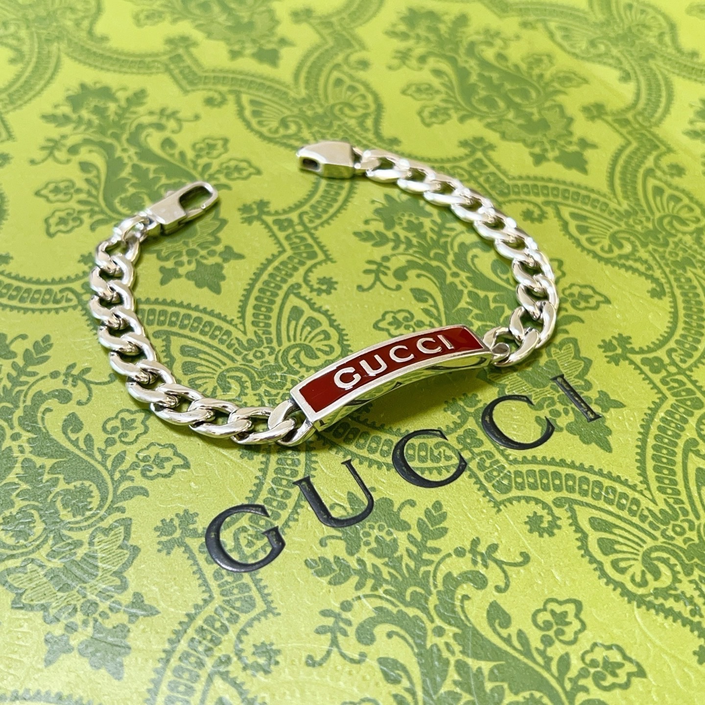 NO:604074,Batch. The latest Gucci bracelet is the latest classic model. It is exquisite regardless of style and texture. It is absolutely top-notch. You can understand the original logo at a glance. It is super nice. It is the best choice for matching clothes. It is a must-have item for men and women. The size is 18.20.22.24 cm. It can also be changed to other sizes. It is a boutique jewelry, gucci, gucci, bracelet.19860909批. 最新出炉 Gucci古驰手链最新款的经典款 精致无论款式 质感 都是绝对的顶尖feel 只要看一眼就懂了原版logo 超 nice 搭配衣服最佳的选择,男女同款必备神器 码数18.20.22.24厘米 还可以改其他尺寸,饰品精品,gucci,gucci,bracelet,Jewelry