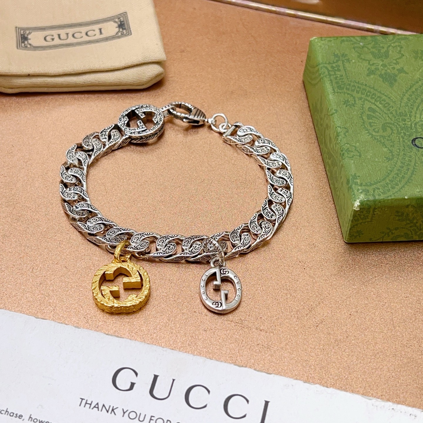 NO:604076,Batch. The latest Gucci bracelet is the latest classic model. It is exquisite regardless of style and texture. It is absolutely top-notch. You can understand the original logo at a glance. It is super nice. It is the best choice for matching clothes. It is a must-have artifact for men and women. Size 17.18.19.20.21.22.23 cm, fine jewelry, gucci, gucci, bracelet19860909批. 最新出炉 Gucci古驰手链最新款的经典款 精致无论款式 质感 都是绝对的顶尖feel 只要看一眼就懂了原版logo 超 nice 搭配衣服最佳的选择,男女同款必备神器 码数17.18.19.20.21.22.23厘米,饰品精品,gucci,gucci,bracelet,Jewelry