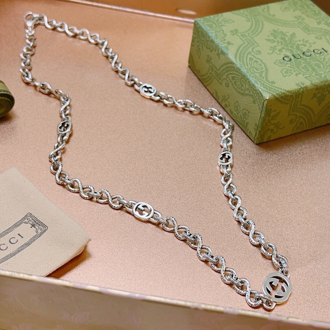 NO:604079,Batch of new chain chains for sale. The latest chain of Gucci necklaces is of higher quality. The same style as that of celebrities. The Anger Forest series 5G classic Gucci necklace series necklace. The chain length is 60 cm and the length can be changed. The details are distressed. The shiny version is not available in the market. This model has been released. It is a best-selling model in Gucci. It is very good to match with trendy clothes, fine jewelry, gucci, necklace.19860909批 新品锁链发售 古驰项链最新款链条档次更高明星同款Anger Forest系列5G经典款古驰项链系列项链 链长60厘米可改长度 细节对版做旧处理 非市面亮面版型 这款一直在出 古驰里面热卖款 非常好搭配潮流衣服,饰品精品,gucci,necklace,Jewelry