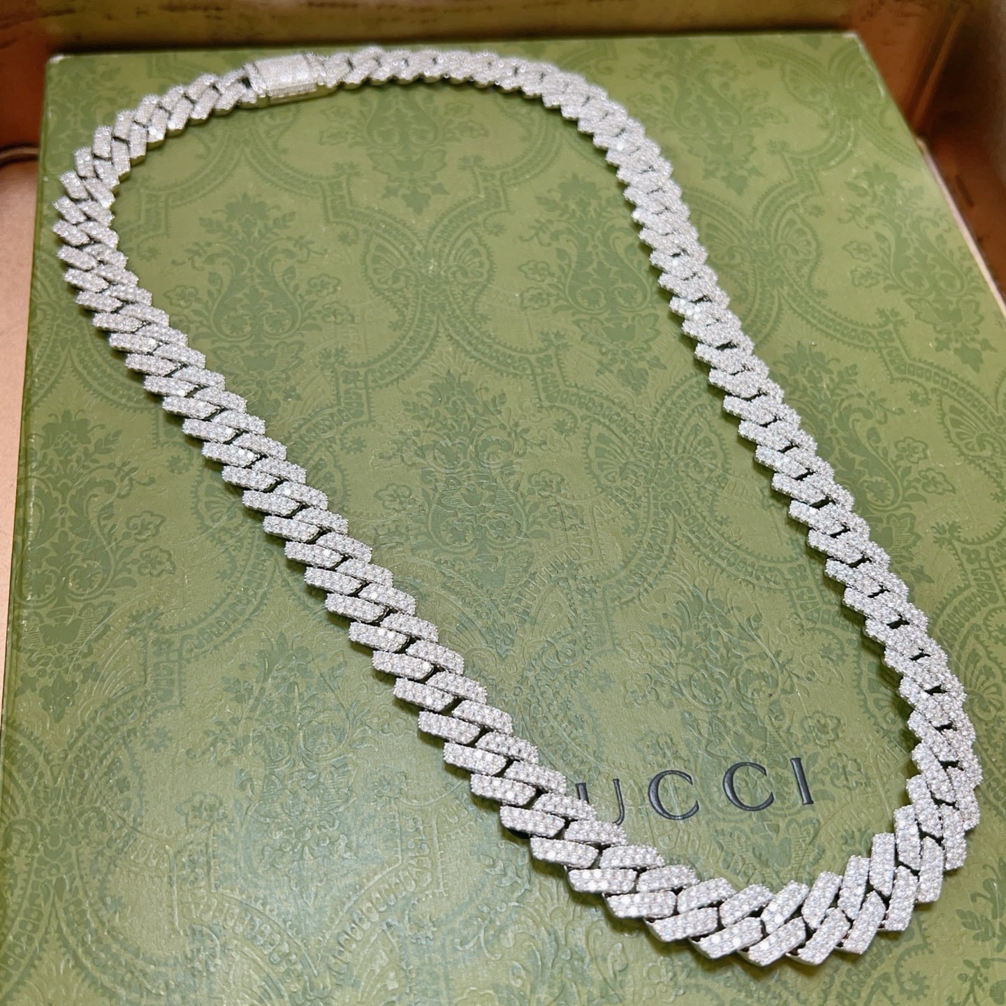 NO:641111,First batch (luxury model) of Gucci necklace’s latest full diamond chain, which is of a higher grade and is the same style as that of celebrities. It took more than a month to make it. It is meticulously crafted and handmade to create the perfect latest style. Anger Forest series double G Gucci necklace, clavicle chain. The details are matched to the non-market shiny version. This one has been out. It is a best-selling model in Gucci. It is very suitable for fashion clothes, fine jewelry, gucci, necklace.19860909批(奢华款)古驰项链最新款满钻链条档次更高明星同款.花了一个多月做出来精工细致纯手工打造完美的最新款式 Anger Forest系列双G古驰项链 锁骨链 细节对版非市面亮面版型 这款一直在出 古驰里面热卖款 非常好搭配潮流衣服,饰品精品,gucci,necklace,Jewelry