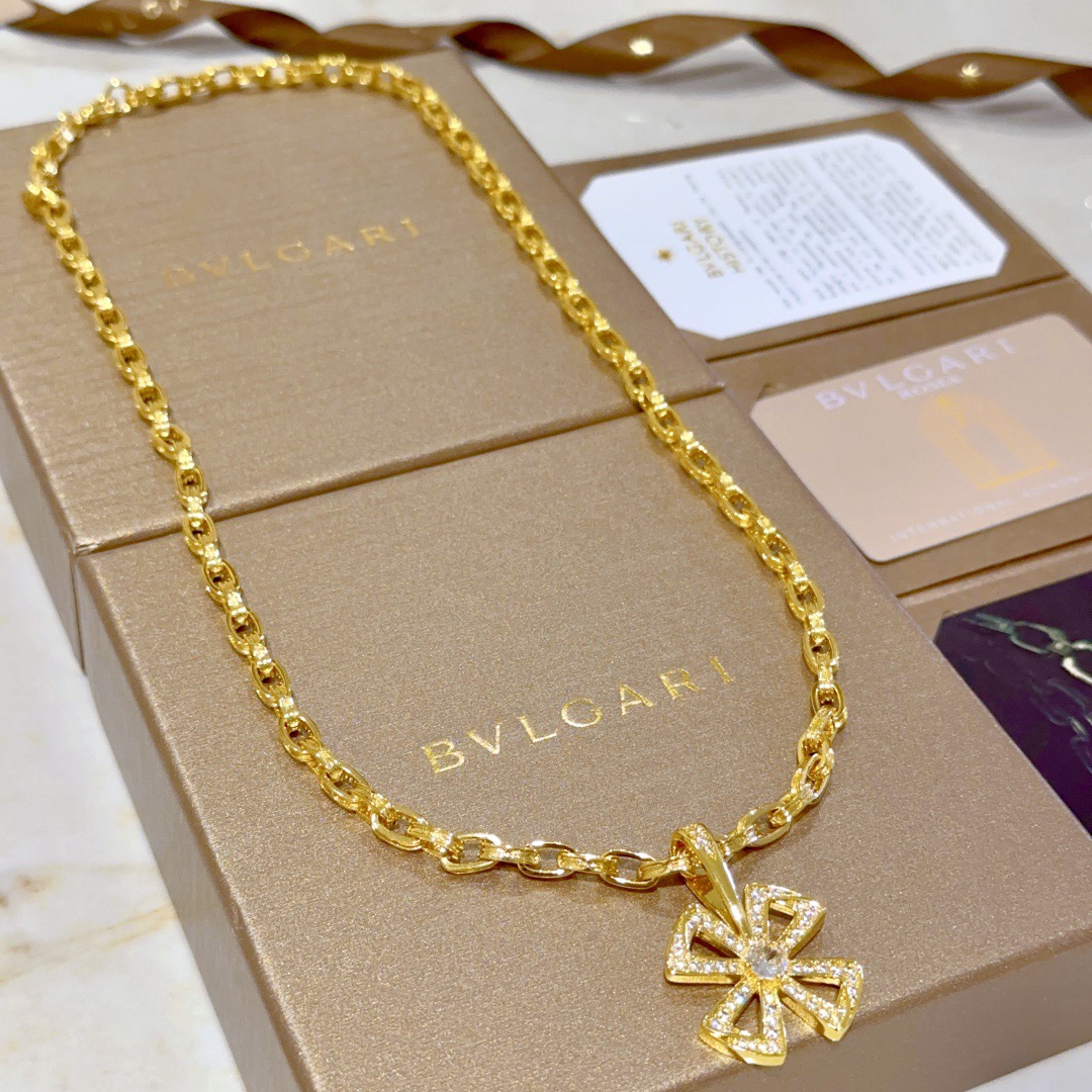 NO:641149,Batch. Bvlgari necklace V gold material. BVLGARI DIVAS' DREAM series. Perfect appearance, unparalleled details. The unique color is completely impeccable. It is also decorated with a classic ring shape design. It is simple yet elegant and eye-catching. The combination of gold is more elegant and elegant. Same style for men and women. Bvlgari necklaces, jewelry boutiques, bottega veneta, bvlgari, bvlgari, necklace, gold19860909批.宝格丽项链V金材质.BVLGARI宝格丽 DIVAS‘ DREAM 系列 品相完美,细节无敌,那种独特的色泽完全无可挑剔,再缀以经典指环外形设计,简约之余却又优雅夺目,黄金的组合更显气色,上身雅致动人.男女同款 宝格丽项链,饰品精品,bottega veneta,bvlgari,bvlgari,necklace,gold,Jewelry
