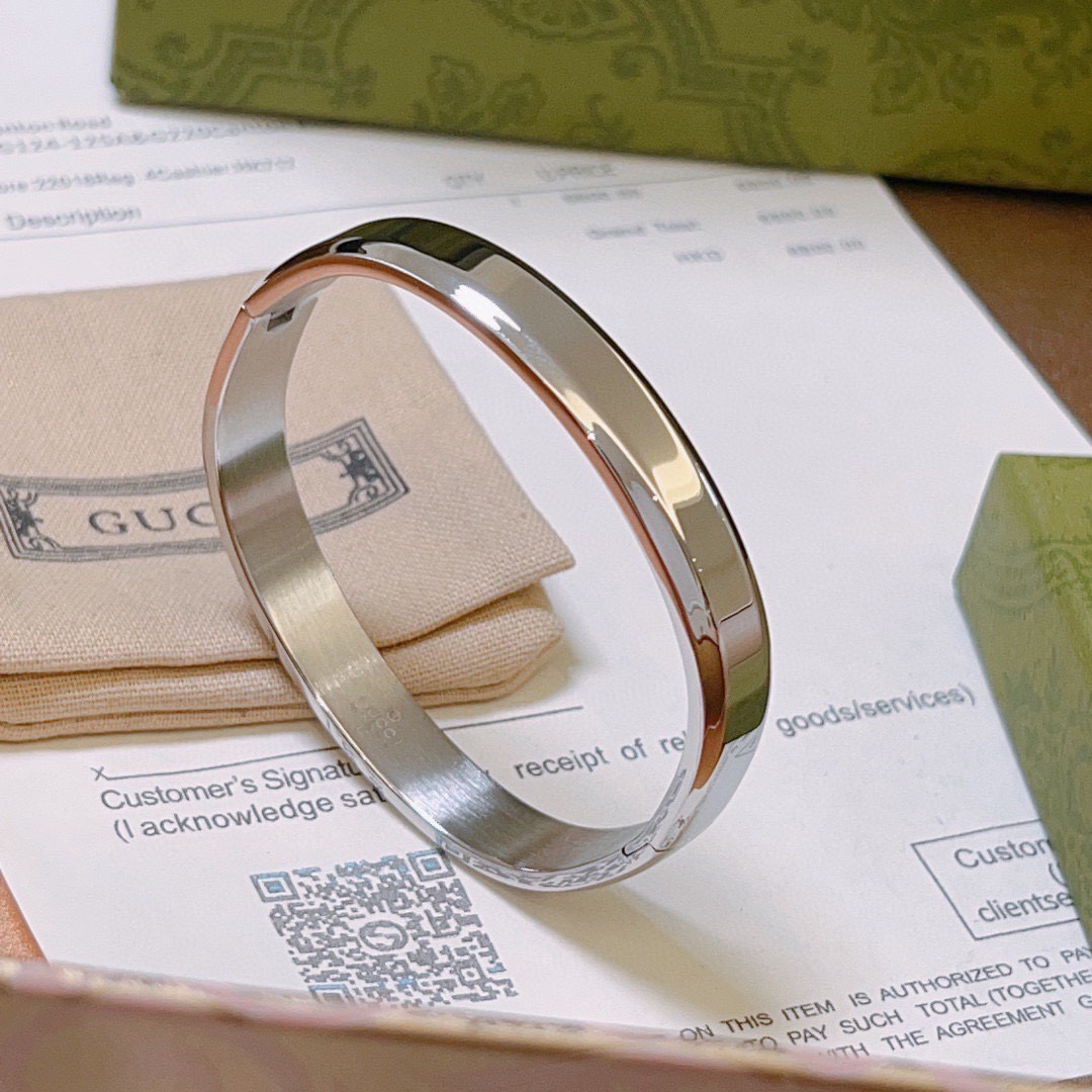 NO:641156,Batch. Gucci bracelets are handmade, the latest bracelets are of higher quality, the same style as the Anger Forest series, double G classic series, vintage silver Gucci bracelets. The details are distressed. The shiny version is not available in the market. This one has been on the market. It is a best-selling model in Gucci. It goes well with trendy clothes, fine jewelry, gucci, and bracelets.19860909批.古驰手镯手环纯手工打造最新款手镯档次更高明星同款Anger Forest系列双G经典款系列复古银古驰手环 细节对版做旧处理 非市面亮面版型 这款一直在出 古驰里面热卖款 非常好搭配潮流衣服,饰品精品,gucci,bracelet,Jewelry