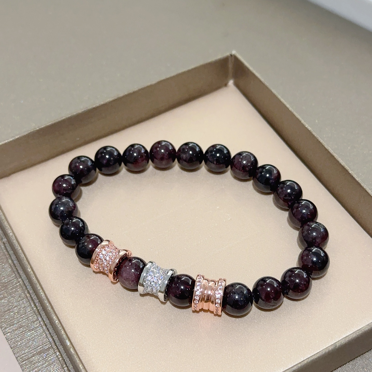 NO:641193,Batch. Bvlgari bracelet V gold material BVLGARI DIVAS' DREAM series natural garnet, perfect appearance, unparalleled details, the unique color is completely impeccable, and decorated with a classic ring shape design, simple yet elegant and eye-catching, the V gold pure handmade combination is more elegant, elegant and moving. Same style for men and women. Bvlgari bracelet size: 18 20 22 24 cm, boutique jewelry, Bottega  veneta,bvlgari,bvlgari,bracelet19860909批.宝格丽手链V金材质 BVLGARI宝格丽 DIVAS‘ DREAM 系列 天然石榴石 品相完美,细节无敌,那种独特的色泽完全无可挑剔,再缀以经典指环外形设计,简约之余却又优雅夺目,V金纯手工的组合更显气色,上手雅致动人.男女同款 宝格丽手链尺寸:18 20 22 24厘米,饰品精品,bottega veneta,bvlgari,bvlgari,bracelet,Jewelry