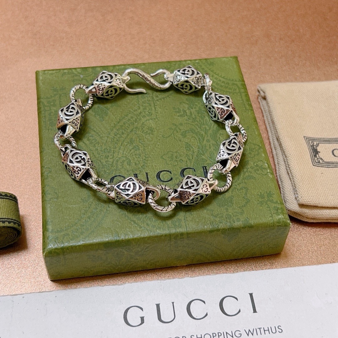 NO:641725,Batch. The latest Gucci bracelet is the latest classic model. It is exquisite regardless of style and texture. It is absolutely top-notch. You can understand the original logo at a glance. It is super nice. It is the best choice for matching clothes. It is a must-have item for men and women. The size is 18.20.22 cm. It can also be changed to other sizes. It is a boutique jewelry, gucci, gucci, bracelet.19860909批. 最新出炉 Gucci古驰手链最新款的经典款 精致无论款式 质感 都是绝对的顶尖feel 只要看一眼就懂了原版logo 超 nice 搭配衣服最佳的选择,男女同款必备神器 码数18.20.22厘米 还可以改其他尺寸,饰品精品,gucci,gucci,bracelet,Jewelry