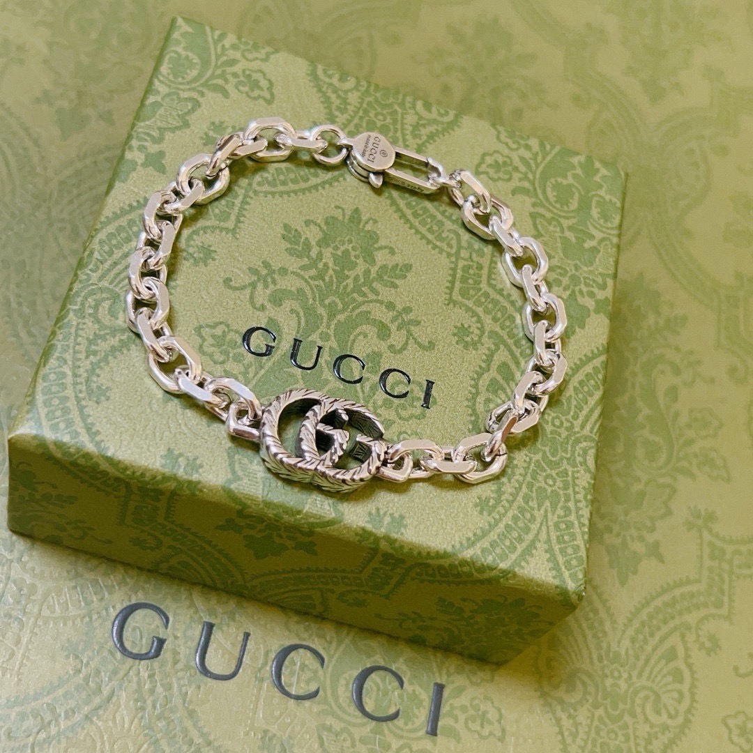 NO:641728,Batch. The latest luxury version bracelet. Exclusive high quality Gucci bracelet. The latest classic model. Exquisite regardless of style and texture. It is absolutely top-notch. You can understand it at a glance. Super nice. The best choice for matching clothes. A must-have artifact for men and women. Size 18 to 23 cm. Boutique jewelry. Gucci, gucci, bracelet.19860909批 . 最新出炉土豪版手链 独家高品质 Gucci古驰手链最新款的经典款 精致无论款式 质感 都是绝对的顶尖feel 只要看一眼就懂了超 nice 搭配衣服最佳的选择,男女同款必备神器 码数18到23公分,饰品精品,gucci,gucci,bracelet,Jewelry