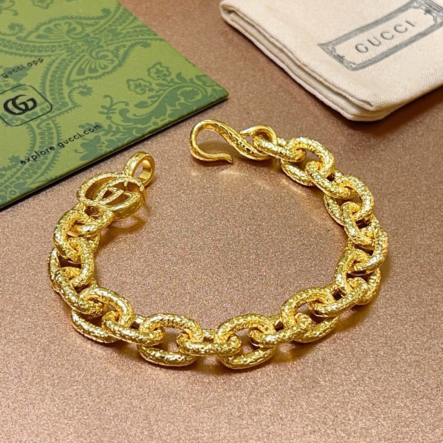 NO:641737,Batch. The latest tycoon version of the bracelet. Pay attention to the details and the sparkling sand effect. Exclusive high-quality Gucci bracelet. The latest classic style. Exquisite regardless of style and texture. It has an absolutely top-notch feel. You can understand it at a glance. Super nice. The best choice to match clothes. A must-have artifact for men and women. The size is 17 to 24 centimeters. Boutique jewelry, gucci, gucci, bracelet.19860909批. 最新出炉土豪版手链 认准细节链身闪沙效果 独家高品质 Gucci古驰手链最新款的经典款 精致无论款式 质感 都是绝对的顶尖feel 只要看一眼就懂了超 nice 搭配衣服最佳的选择,男女同款必备神器 码数17到24公分,饰品精品,gucci,gucci,bracelet,Jewelry