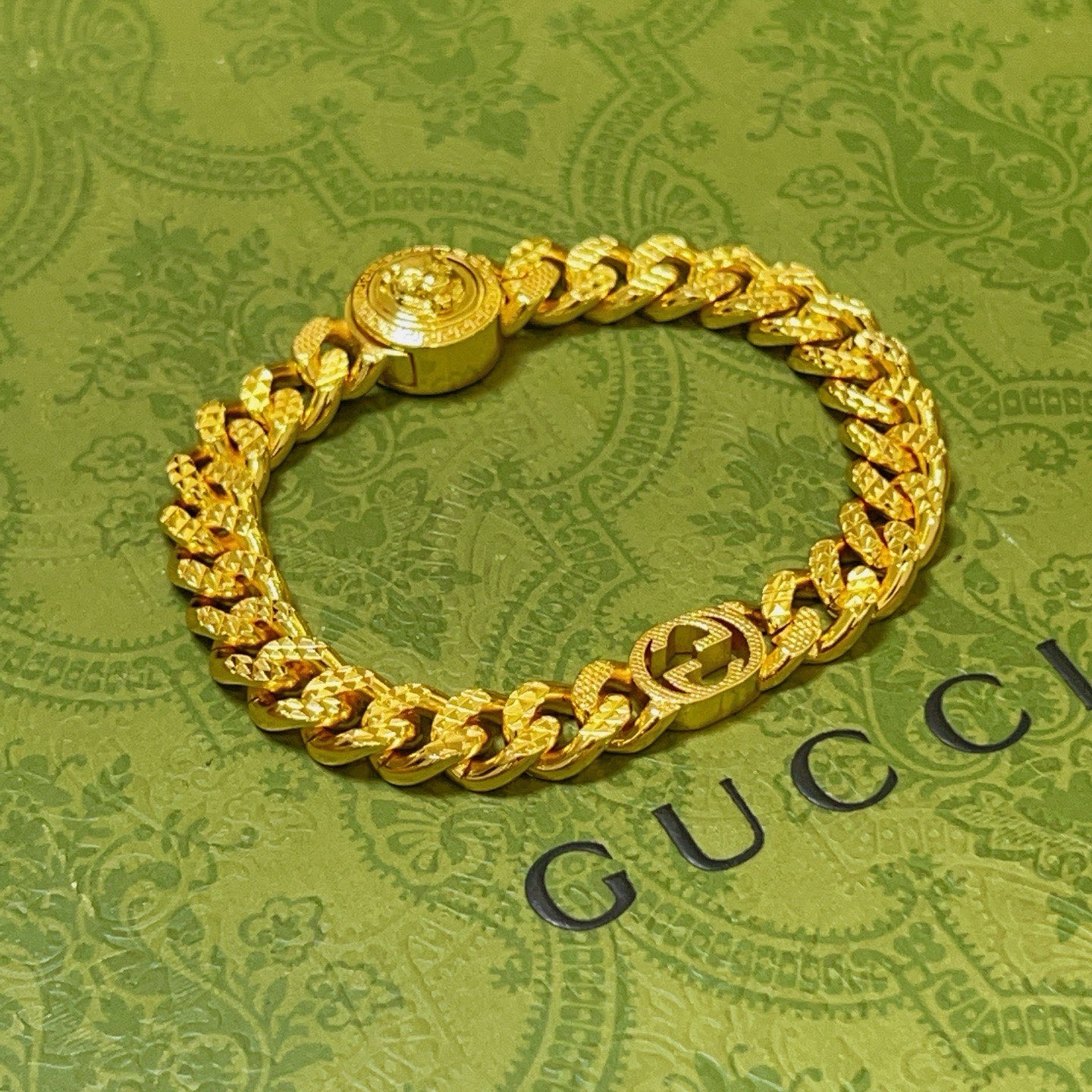 NO:641740,Batch. Gucci's new recommended models for the Year of the Snake 2025 are newly released. The latest classic model of Gucci Gucci bracelet is exquisite regardless of style and texture. It is absolutely top-notch. You can understand the original logo at a glance. Super nice. The most suitable choice for matching clothes. A must-have artifact for men and women. Size 18 20 22 24 cm. Simple and grand, low-key and luxurious. Boutique jewelry, gucci, gucci, bracelet19860909批 . 古驰蛇年新款推荐款2025最新出炉 Gucci古驰手链最新款经典款 精致无论款式 质感 都是绝对的顶尖feel 只要看一眼就懂了原版logo 超 nice 搭配衣服最适合的选择,男女同款必备神器 码数18 20 22 24厘米 简单又大气,低调显奢华,饰品精品,gucci,gucci,bracelet,Jewelry