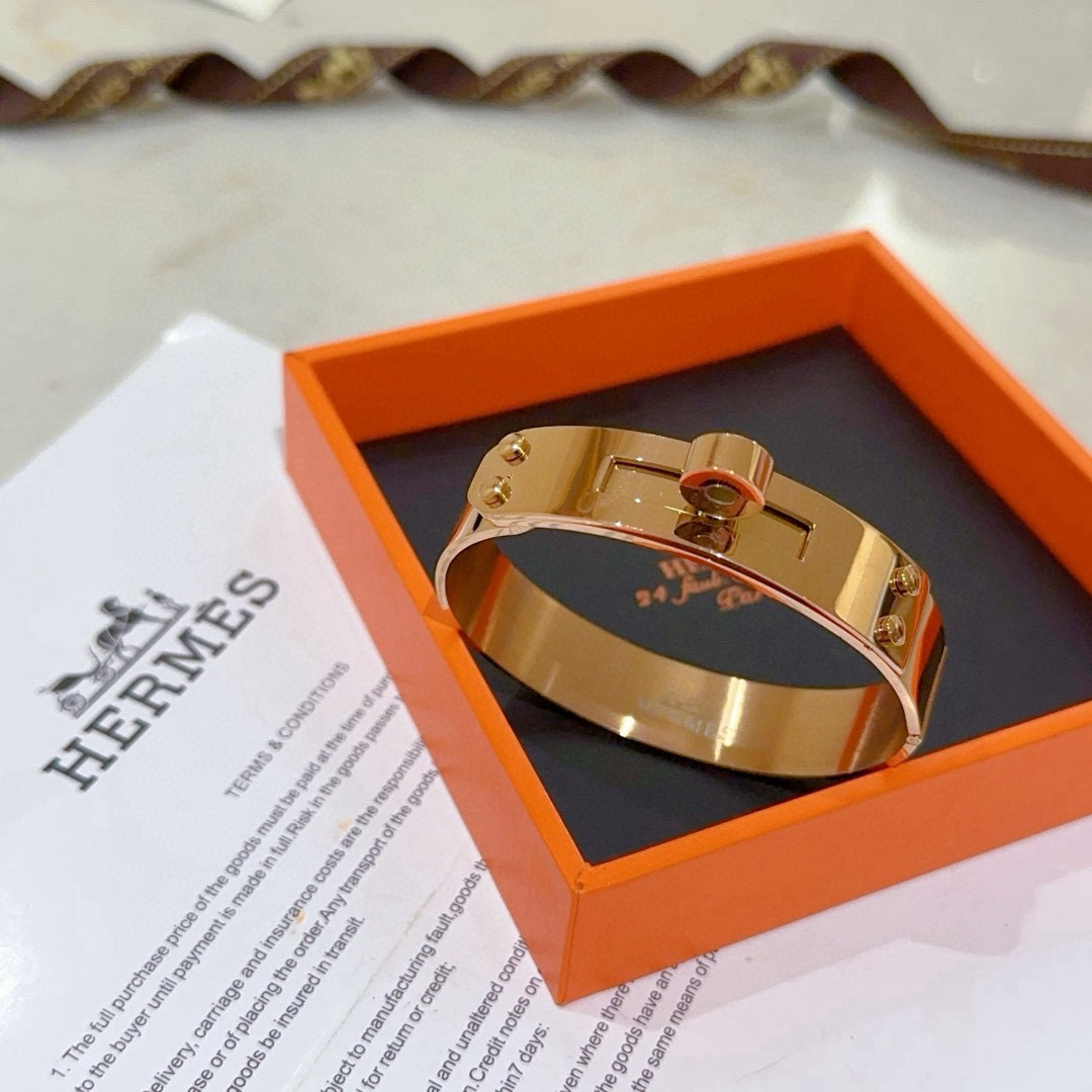 NO:641723,Batch. Hermès bracelets are a test of the craftsmanship of the master. Make sure the details are good [color][color]. High-end technology and high-end customization. The goddesses have the same style. Everyone loves Hermès. The popular bracelets are super fine and are the same style for goddesses and celebrities. The high-end material is k-gold and the texture is really good. Boutique jewelry, hermes, bracelet.19860909批. 爱马仕手镯 太考验师傅的手艺了 要确保细节好[色][色] 技术高超高端定制 女神同款 都爱爱马仕火爆 手镯 超精赞各路女神 明星 同款 高端材质k金质感上手真的赞,饰品精品,hermes,bracelet,Jewelry
