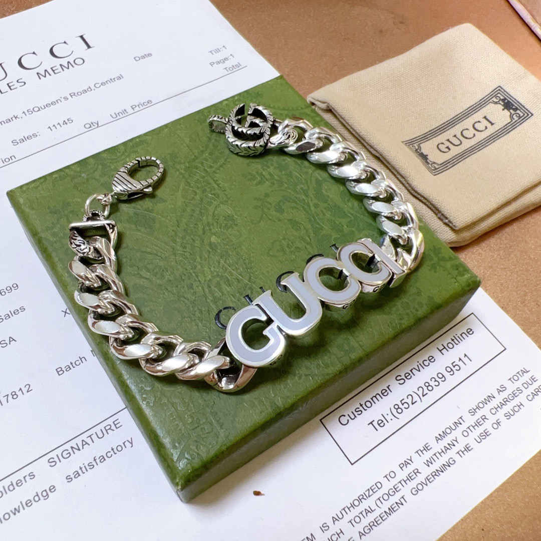 NO:641727,Batch. The latest luxury version bracelet. Exclusive high quality Gucci bracelet. The latest classic model. Exquisite regardless of style and texture. It is absolutely top-notch. You can understand it at a glance. Super nice. The best choice for matching clothes. A must-have artifact for men and women. Size 18.20.22.24 cm. Boutique jewelry, gucci, gucci, bracelet.19860909批. 最新出炉土豪版手链 独家高品质 Gucci古驰手链最新款的经典款 精致无论款式 质感 都是绝对的顶尖feel 只要看一眼就懂了超 nice 搭配衣服最佳的选择,男女同款必备神器 码数18.20.22.24公分,饰品精品,gucci,gucci,bracelet,Jewelry