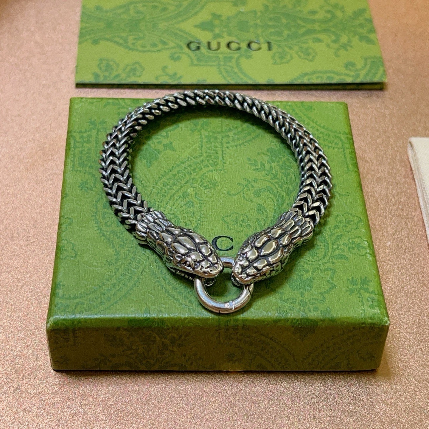NO:641742,Batch. Gucci's new recommended models for the Year of the Snake 2025 are newly released. The latest model of Gucci's bracelet is the double snake head classic style. It is exquisite regardless of style and texture. It is absolutely top-notch. You can understand the original logo at a glance. Super nice. The best choice for matching clothes. A must-have artifact for men and women. Size 18 20 22 cm. Simple and grand, low-key and luxurious. Boutique jewelry, gucci, gucci, bracelet19860909批 . 古驰蛇年新款推荐款2025最新出炉 Gucci古驰手链最新款的双蛇头经典款 精致无论款式 质感 都是绝对的顶尖feel 只要看一眼就懂了原版logo 超 nice 搭配衣服最佳的选择,男女同款必备神器 码数18 20 22厘米 简单又大气,低调显奢华,饰品精品,gucci,gucci,bracelet,Jewelry