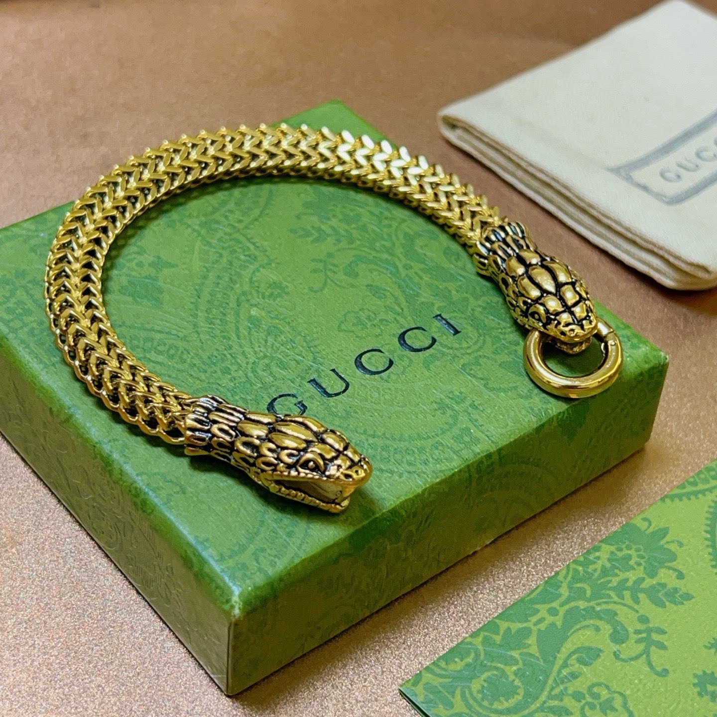 NO:641756,Batch. Gucci's new recommended models for the Year of the Snake 2025 are newly released. The latest model of Gucci's bracelet is the double snake head classic style. It is exquisite regardless of style and texture. It is absolutely top-notch. You can understand the original logo at a glance. Super nice. The best choice for matching clothes. A must-have artifact for men and women. Size 18 20 22 cm. Simple and grand, low-key and luxurious. Boutique jewelry, gucci, gucci, bracelet19860909批 . 古驰蛇年新款推荐款2025最新出炉 Gucci古驰手链最新款的双蛇头经典款 精致无论款式 质感 都是绝对的顶尖feel 只要看一眼就懂了原版logo 超 nice 搭配衣服最佳的选择,男女同款必备神器 码数18 20 22厘米 简单又大气,低调显奢华,饰品精品,gucci,gucci,bracelet,Jewelry