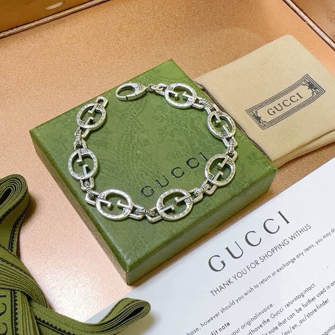 NO:641757,Batch. The latest Gucci bracelet is the latest classic style. It is exquisite regardless of style and texture. It is absolutely top-notch. You can understand the original logo at a glance. It is super nice. It is the best choice for matching clothes. It is a must-have artifact for men and women. Size 18.19.20.21.22.23.24, fine jewelry, gucci, gucci, bracelet19860909批. 最新出炉 Gucci古驰手链最新款的经典款 精致无论款式 质感 都是绝对的顶尖feel 只要看一眼就懂了原版logo 超 nice 搭配衣服最佳的选择,男女同款必备神器 码数18.19.20.21.22.23.24,饰品精品,gucci,gucci,bracelet,Jewelry