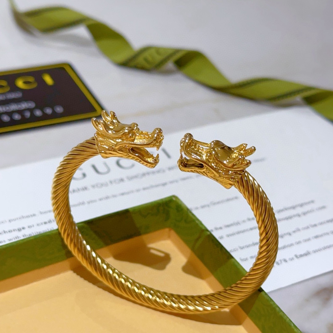 NO:641753,Batch. Gucci bracelets are hand-made, the latest bracelets are of a higher quality, the same style as the Anger Forest series, double G ceramics, classic series, Gucci bracelets. The details are distressed. The glossy version is not available in the market. This one has been on the market. It is a best-selling model in Gucci. It goes well with trendy clothes, fine jewelry, gucci, and bracelets.19860909批.古驰手镯手环纯手工打造最新款手镯档次更高明星同款Anger Forest系列双G陶瓷经典款系列古驰手环 细节对版做旧处理 非市面亮面版型 这款一直在出 古驰里面热卖款 非常好搭配潮流衣服,饰品精品,gucci,bracelet,Jewelry