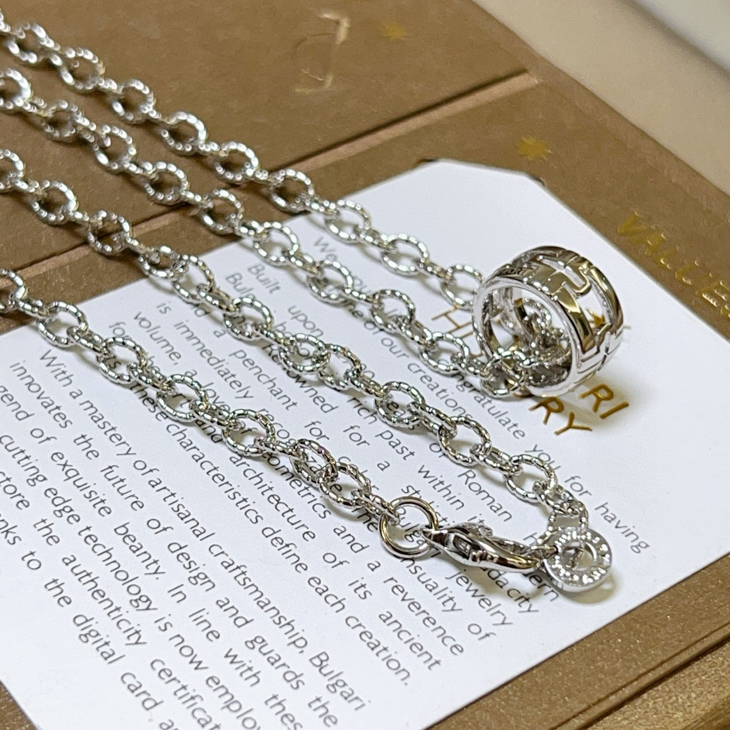 NO:641979,Batch Bulgari necklace V gold material BVLGARI BVLGARI DIVAS’ DREAM series The appearance is perfect, the details are invincible, the unique color is completely impeccable, and it is decorated with a classic ring shape design, which is simple yet elegant and eye-catching. The combination of V gold is more elegant, and the upper body is elegant and attractive. Same style for men and women. Bvlgari necklaces, jewelry boutiques, bottega veneta, bvlgari, bvlgari, necklace19860909批 宝格丽项链V金材质 BVLGARI宝格丽 DIVAS‘ DREAM 系列 品相完美,细节无敌,那种独特的色泽完全无可挑剔,再缀以经典指环外形设计,简约之余却又优雅夺目,V金的组合更显气色,上身雅致动人.男女同款 宝格丽项链,饰品精品,bottega veneta,bvlgari,bvlgari,necklace,Jewelry