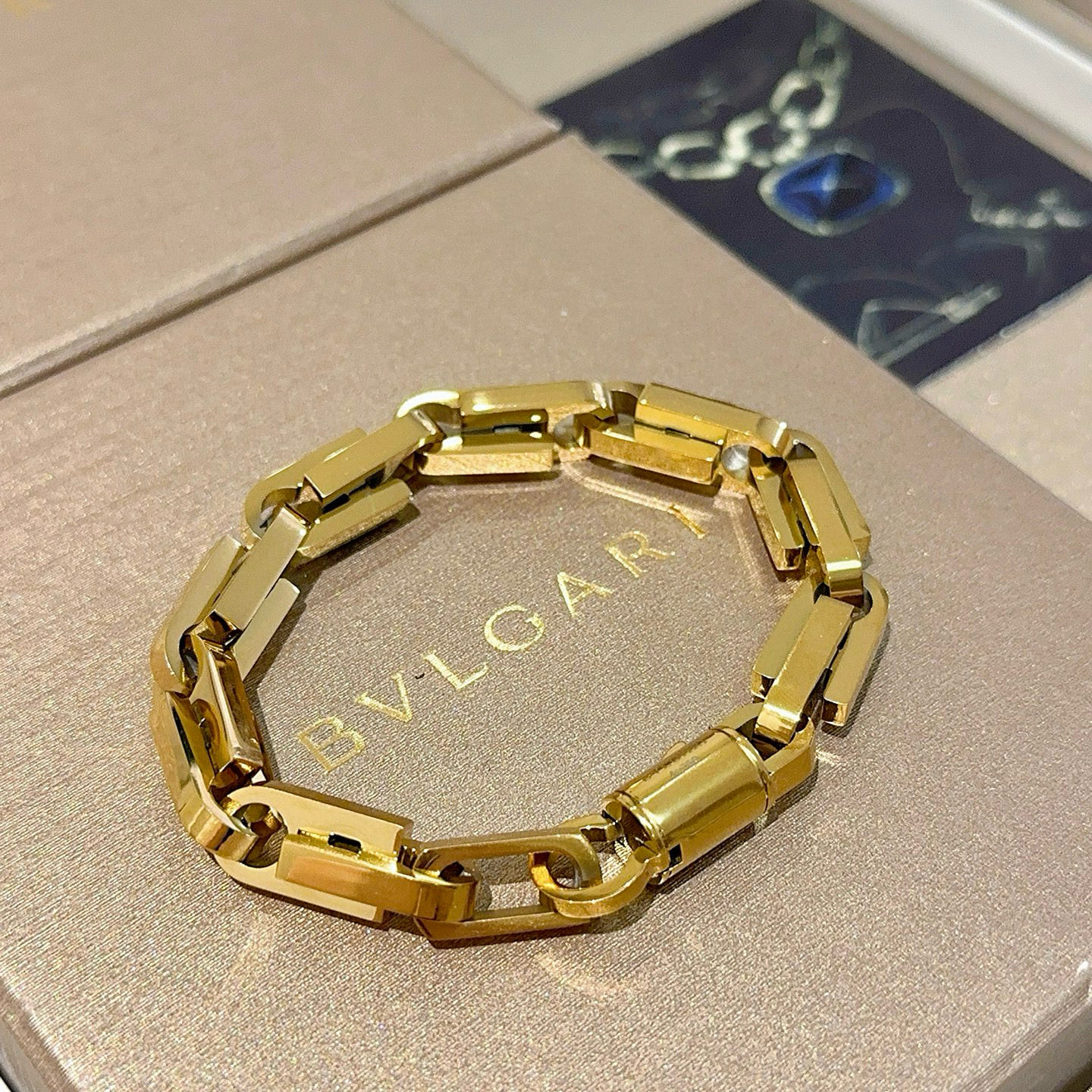 NO:641982,Batch. Bulgari bracelet made of V gold. BVLGARI DIVAS' DREAM series. The appearance is perfect, the details are unparalleled, the unique color is completely impeccable, and it is decorated with a classic ring shape design. It is simple yet elegant and eye-catching. The combination of V gold pure handwork is more elegant and elegant. Guaranteed not to oxidize or fade, high-quality jewelry, bottega veneta, bvlgari, bvlgari, bracelet19860909批.宝格丽手链V金材质 BVLGARI宝格丽 DIVAS‘ DREAM 系列 品相完美,细节无敌,那种独特的色泽完全无可挑剔,再缀以经典指环外形设计,简约之余却又优雅夺目,V金纯手工的组合更显气色,上手雅致动人.不氧化不退色保证,饰品精品,bottega veneta,bvlgari,bvlgari,bracelet,Jewelry