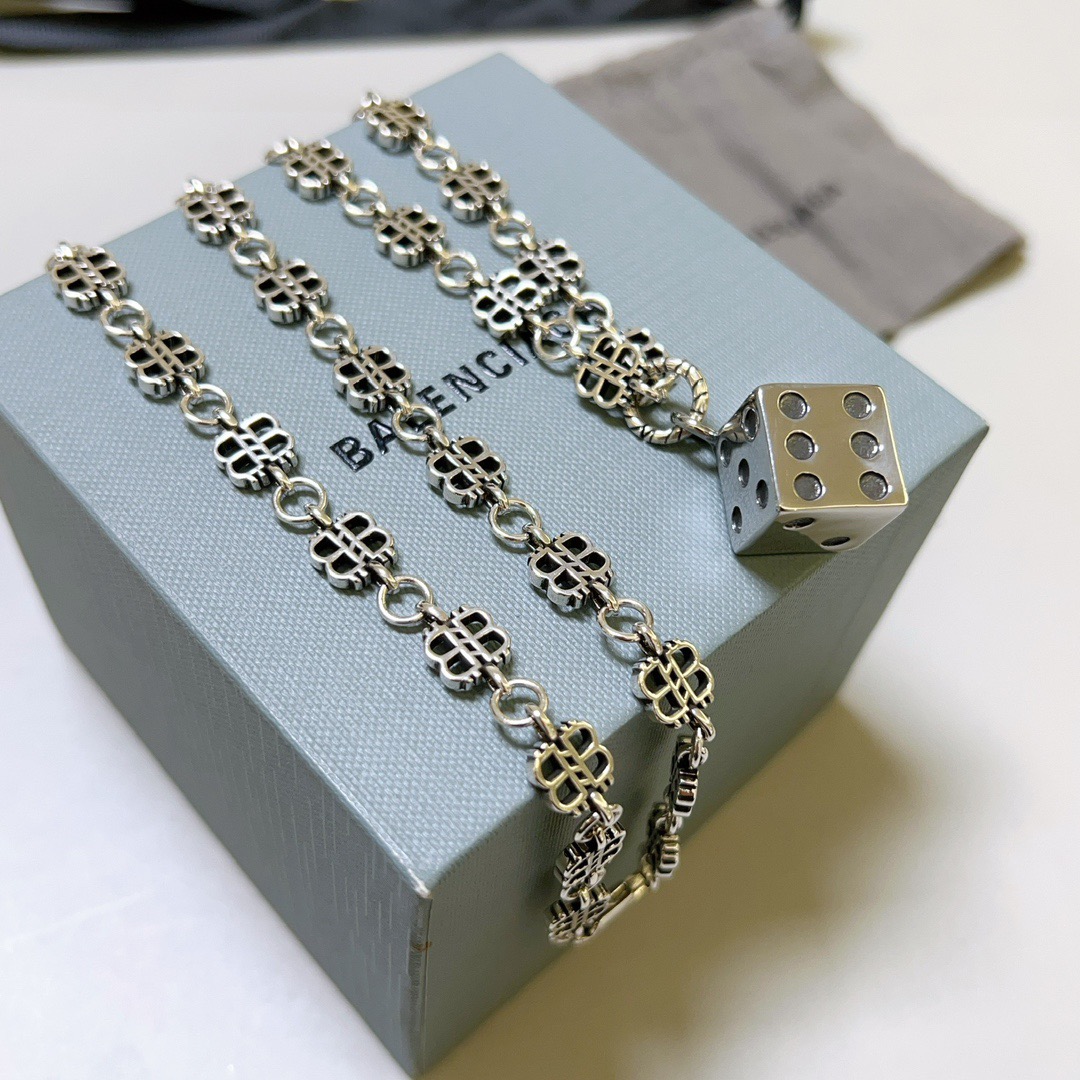 NO:641983,Batch original single goods new products Balenciaga necklace Balenciaga new necklace counter consistent fine details workmanship every detail process in place fine design craftsmanship hot models shipped unique design retro style Balenciaga necklace, jewelry boutique, balenciaga, balenciaga, necklace19860909批 原单货新品 巴黎世家项链 Balenciaga 新款项链专柜一致 细节做工精细 每个细节流程到位 设计工艺精细 火爆款出货 设计独特 复古风格 巴黎世家项链,饰品精品,balenciaga,balenciaga,necklace,Jewelry