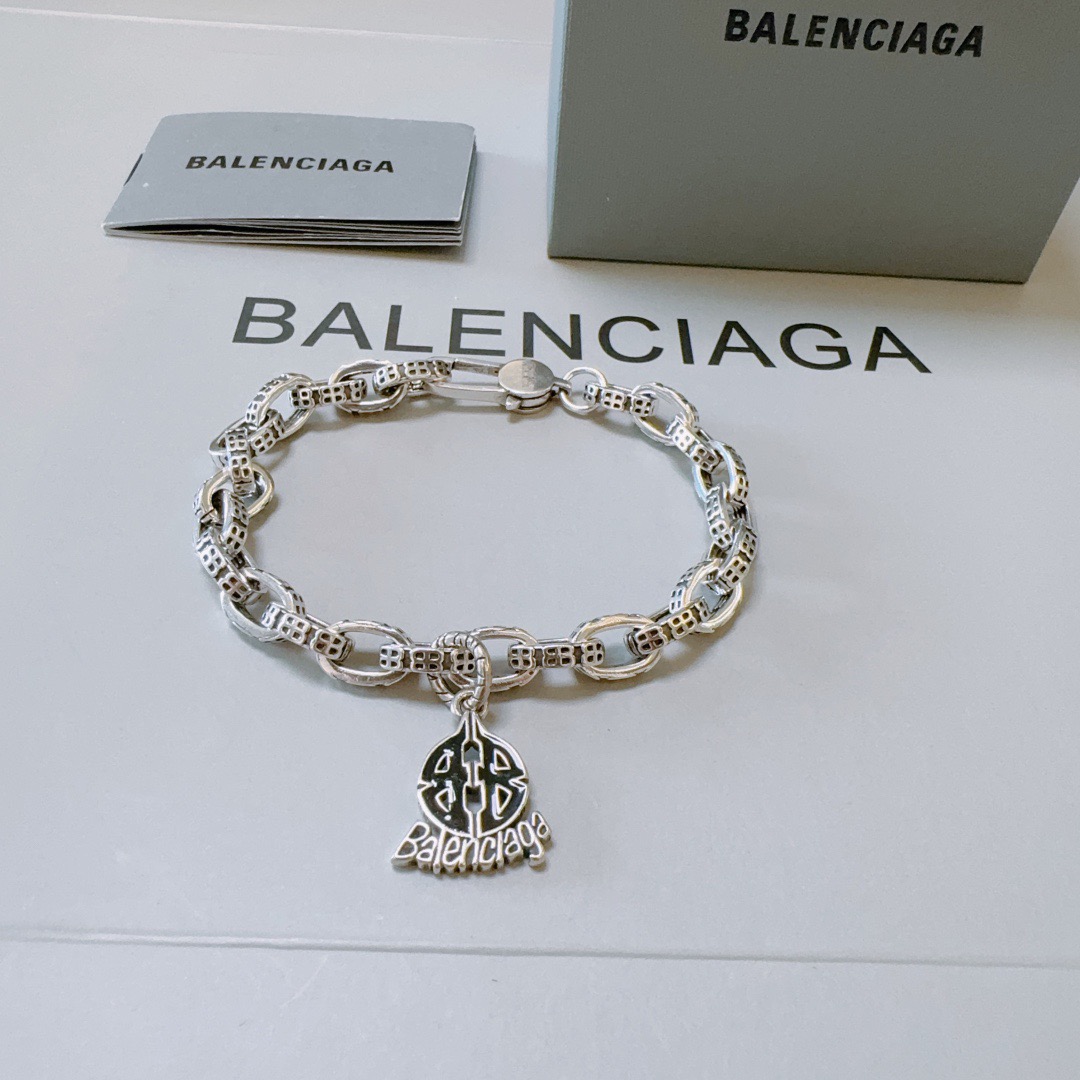 NO:641975,Batch. Original new product Balenciaga Balenciaga Bracelet Counter Same Balenciaga Bracelet Men's hot model shipped Unique design avant-garde A must-have for men and women!  Size 16-25cm, fine jewelry, balenciaga, balenciaga, bracelet19860909批. 原单货新品 巴黎世家 Balenciaga手链专柜一致巴黎世家手链 男士火爆款出货 设计独特 前卫 男女必备！码数16-25cm,饰品精品,balenciaga,balenciaga,bracelet,Jewelry
