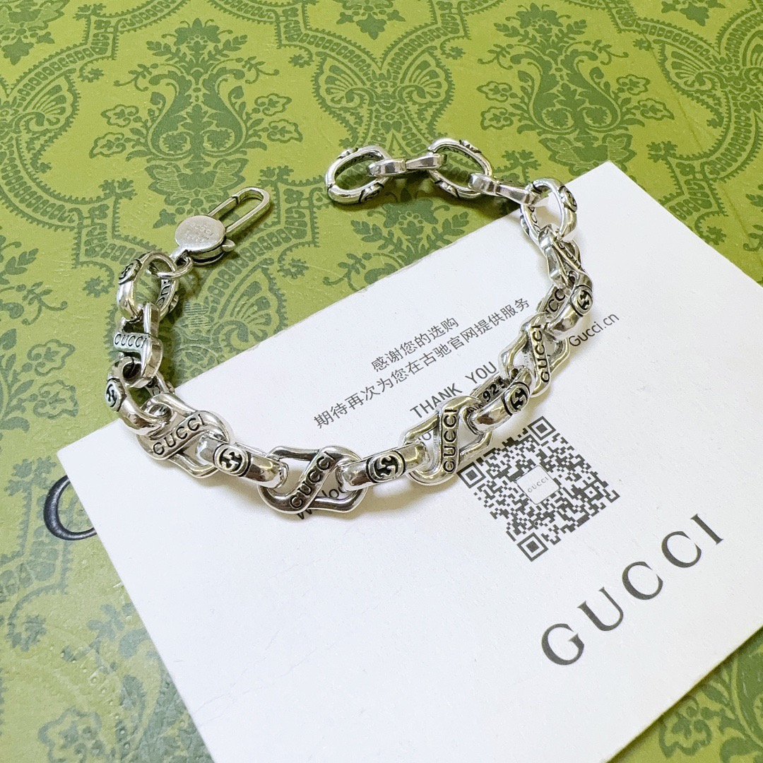 NO:641998,Batch. The latest Gucci recommended models are released. The latest classic model of Gucci Gucci bracelet is exquisite. No matter the style or texture, it is absolutely top-notch. You can understand the original logo at a glance. Super nice. The best choice to match clothes. A must-have artifact for men and women. Size: 16.17.18.19.20.21.22.cm. Simple and elegant, low-key and luxurious. Boutique jewelry, gucci, gucci, bracelet.19860909批 . 古驰推荐款最新出炉 Gucci古驰手链最新款的经典款 精致无论款式 质感 都是绝对的顶尖feel 只要看一眼就懂了原版logo 超 nice 搭配衣服最佳的选择,男女同款必备神器 码数16.17.18.19.20.21.22.厘米 简单又大气,低调显奢华,饰品精品,gucci,gucci,bracelet,Jewelry