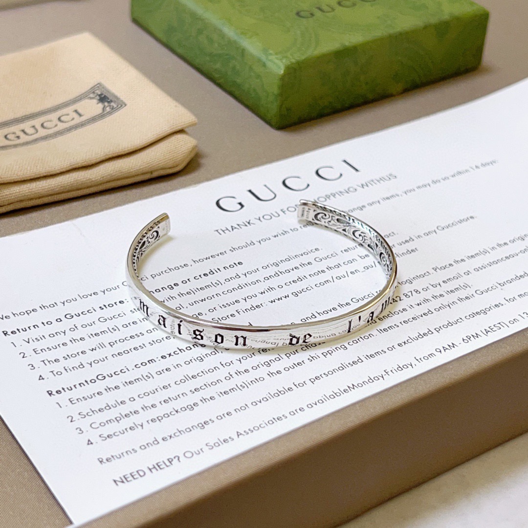 NO:642000,Approved. Look for the exclusive thickened and widened Gucci bracelet, unique and charming. The latest bracelet. Higher grade. Anger Forest series, double G classic series, vintage silver, high-quality new Gucci bracelet. The details are distressed. Non-market glossy version. This one has been released. It is a best-selling model in Gucci. It goes well with trendy clothes, high-quality jewelry, gucci, and bracelets.19860909批.认准独家加厚加宽古驰手镯手环独特魅力十足最新款手镯 档次更高明星同款Anger Forest系列双G经典款系列复古银高品质新品古驰手环 细节对版做旧处理 非市面亮面版型 这款一直在出 古驰里面热卖款 非常好搭配潮流衣服,饰品精品,gucci,bracelet,Jewelry